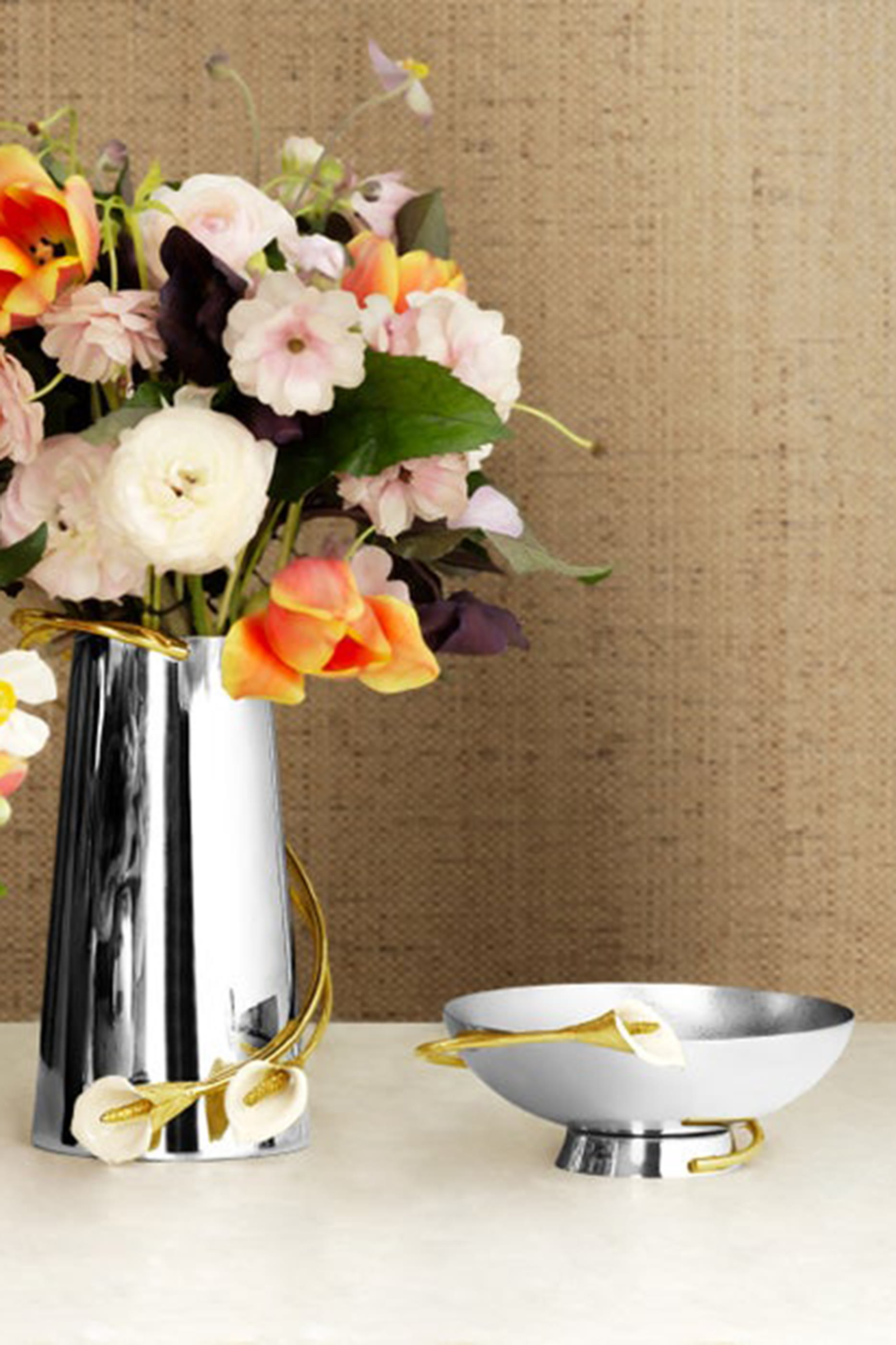 طبق مكسرات مزين بزهرة الكالا