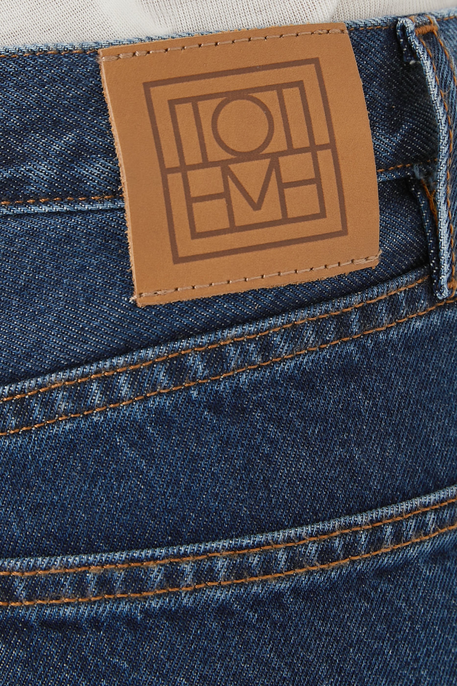 بنطال جينز دنيم بقصة كلاسيكية