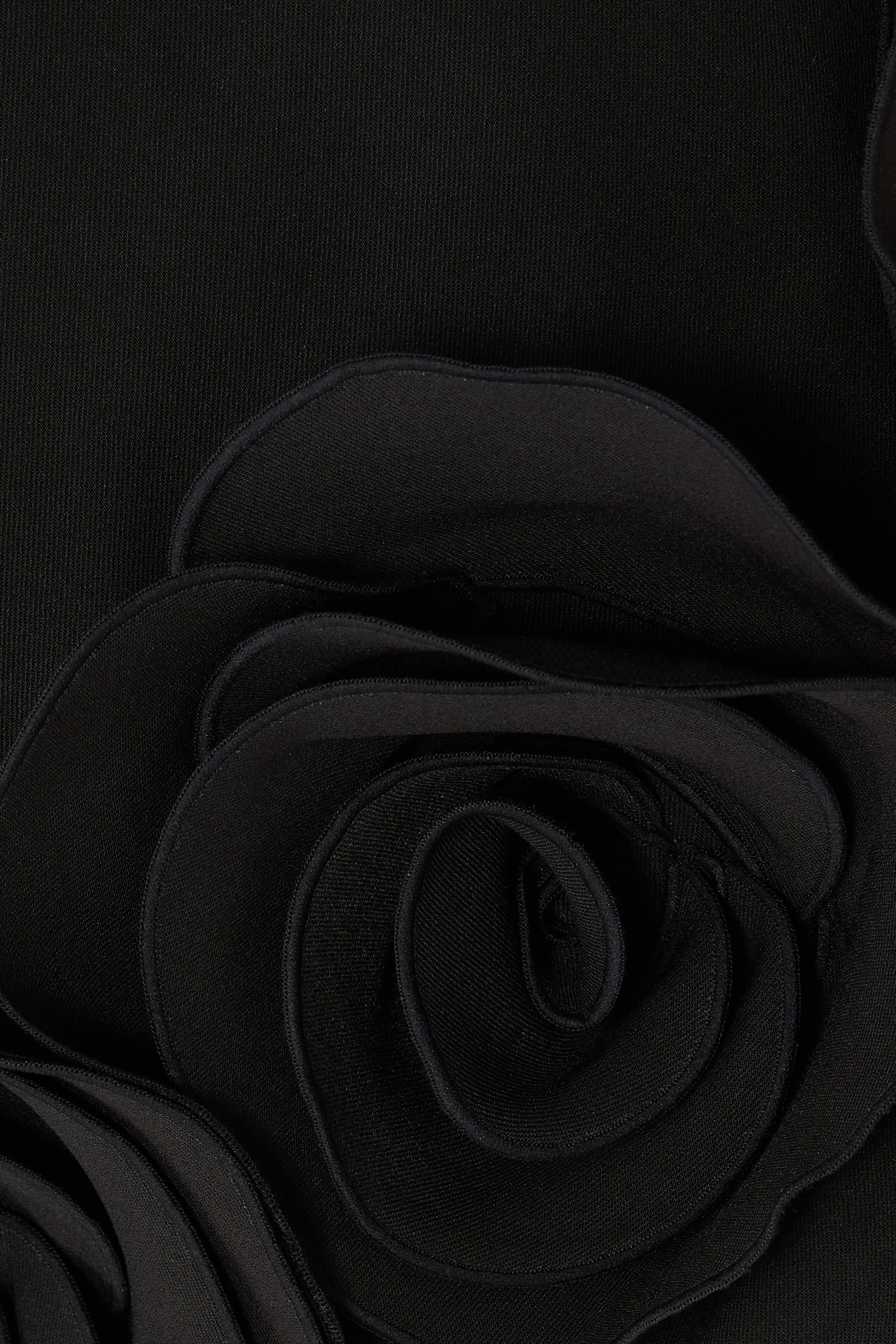 فستان قصير بزهور بارزة الملمس كريب