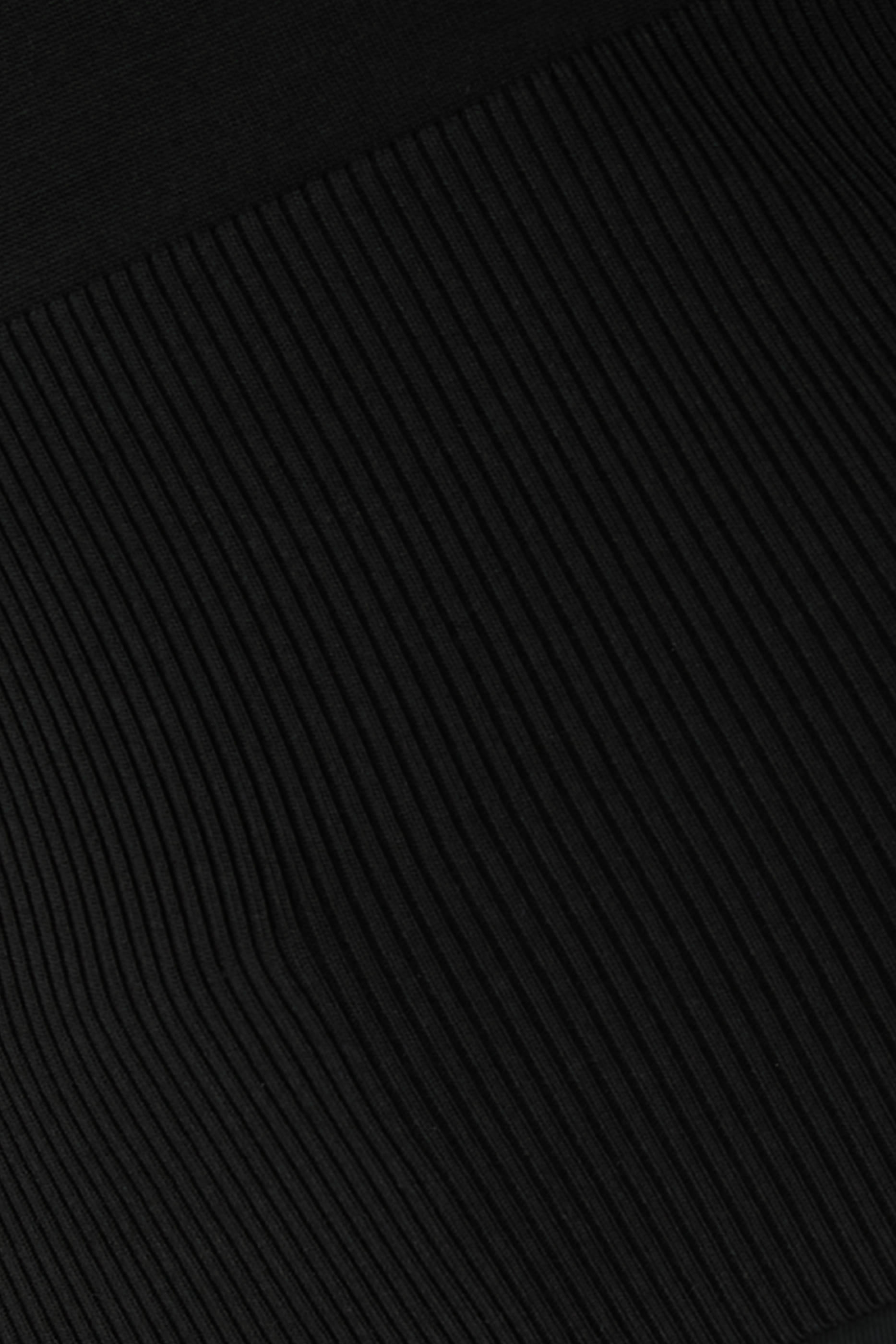 بلوزة ليلا بأكتاف مكشوفة