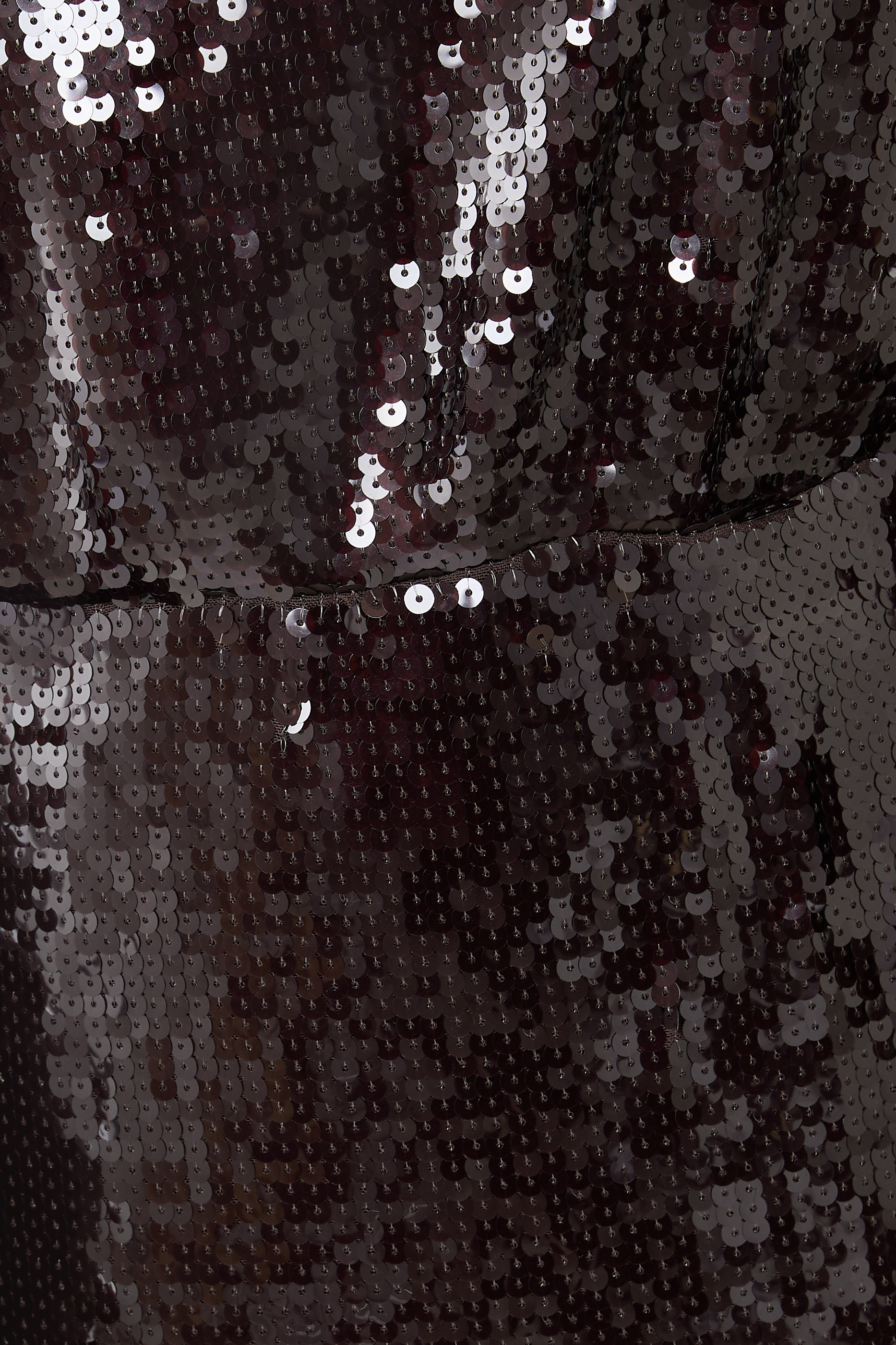 فستان طويل مزين بترتر