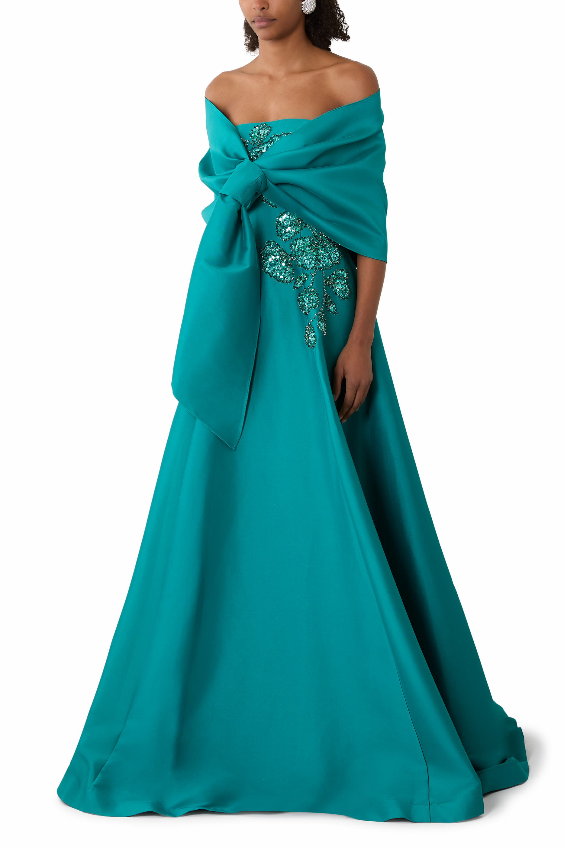 فستان سهرة بلا حمالات بتطريز زهور معقدة وحافة واسعة