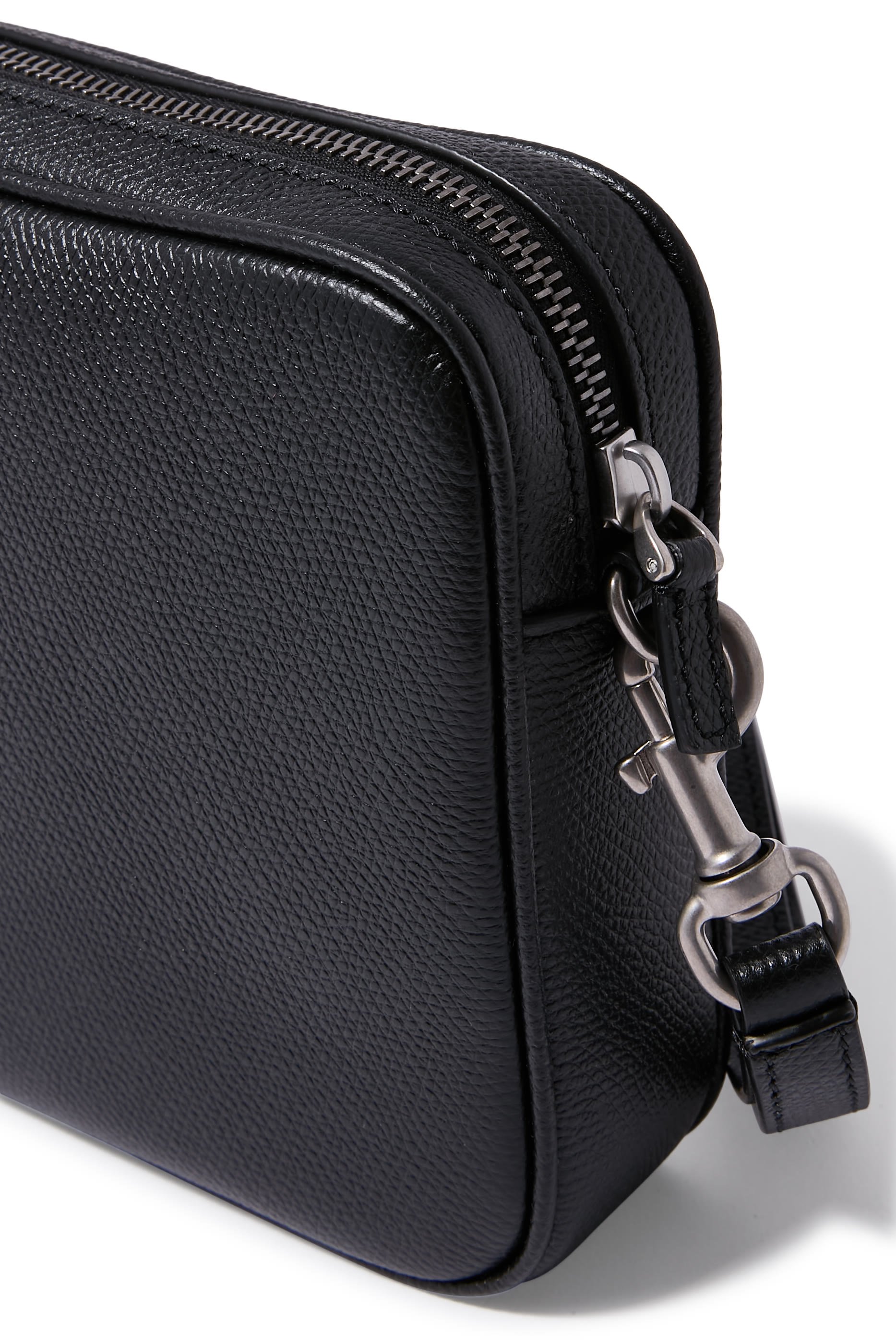 حقيبة صغيرة بشعار الماركة