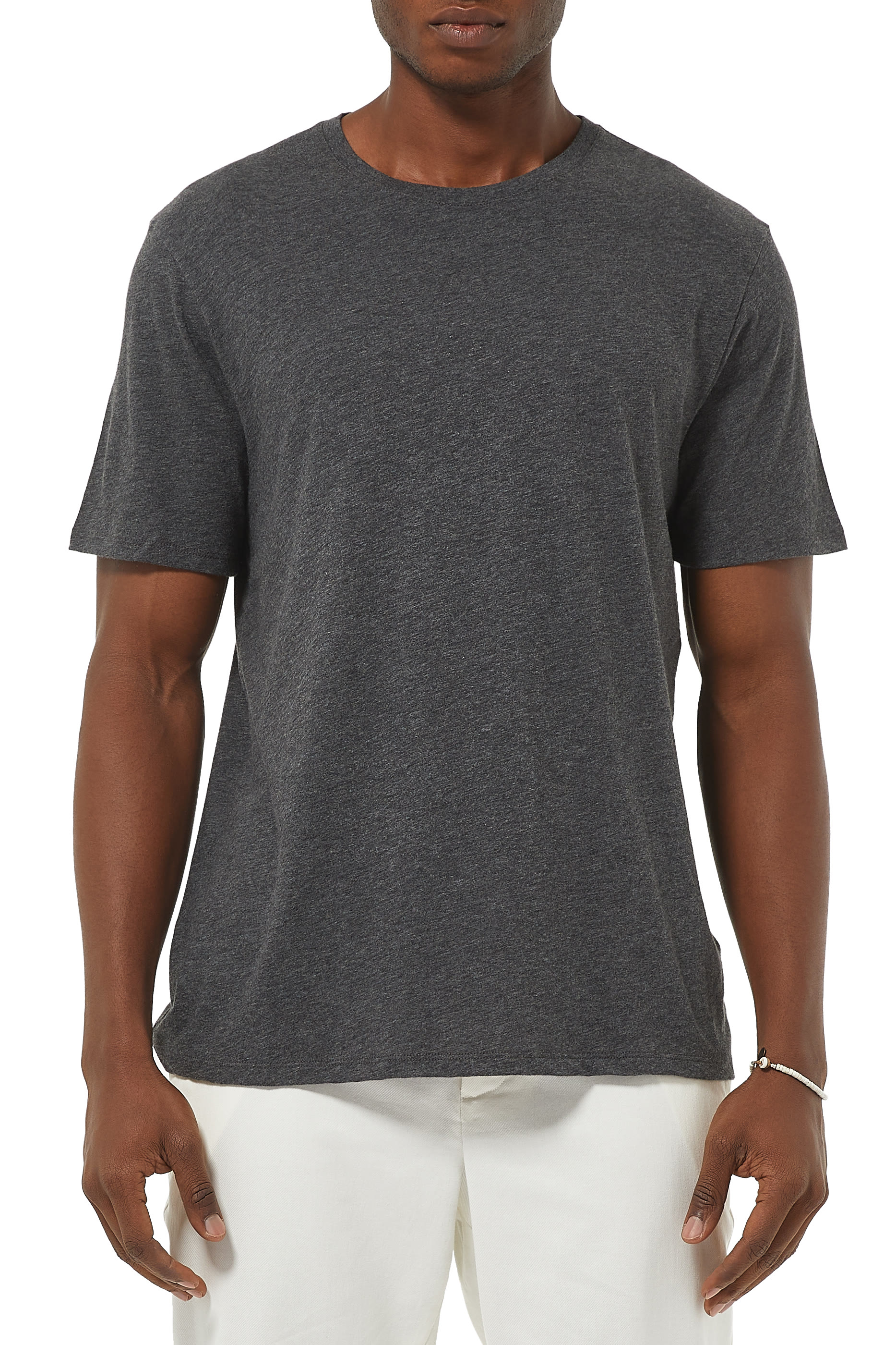 تي شيرت بفتحة رقبة مستديرة