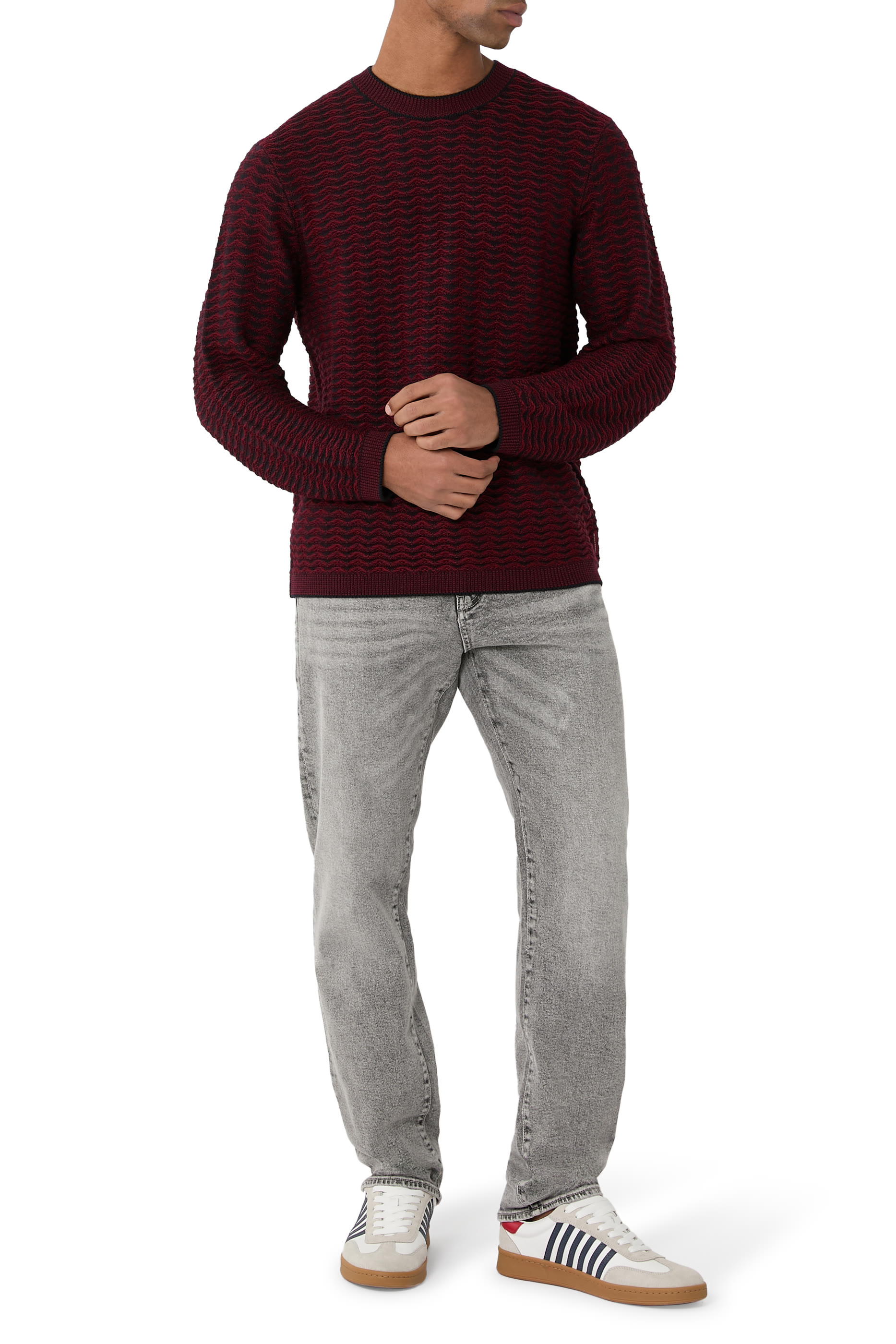 كنزة بتصميم جامعي مزينة بشعار الماركة