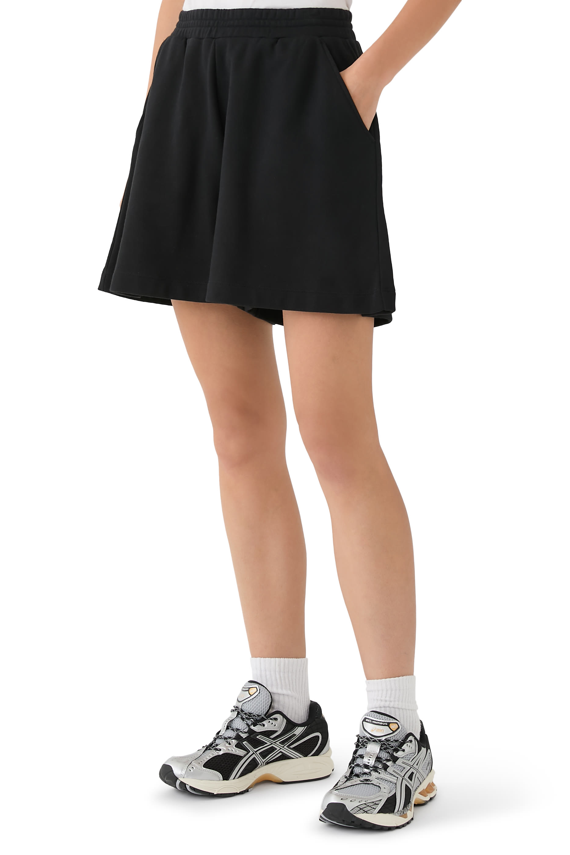 شورت بخصر مطاطي وتطريز شعار الماركة