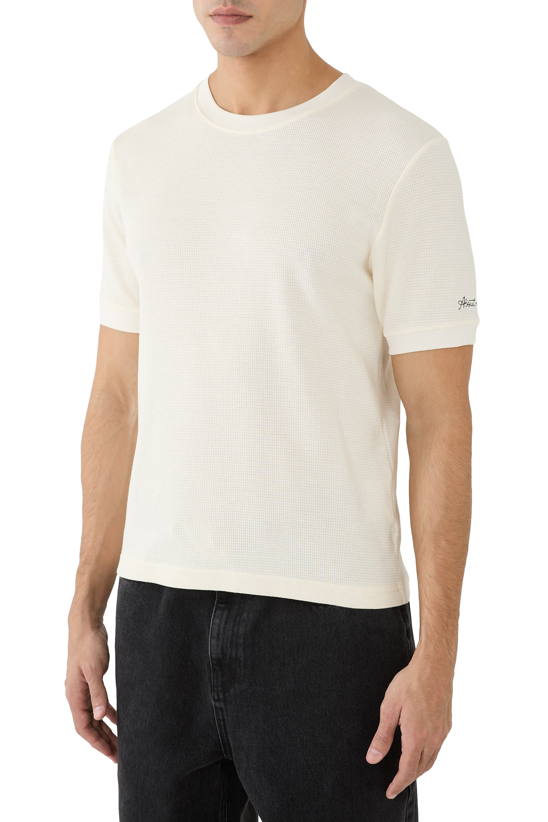 تيشيرت بقصة ضيقة وشعار الماركة