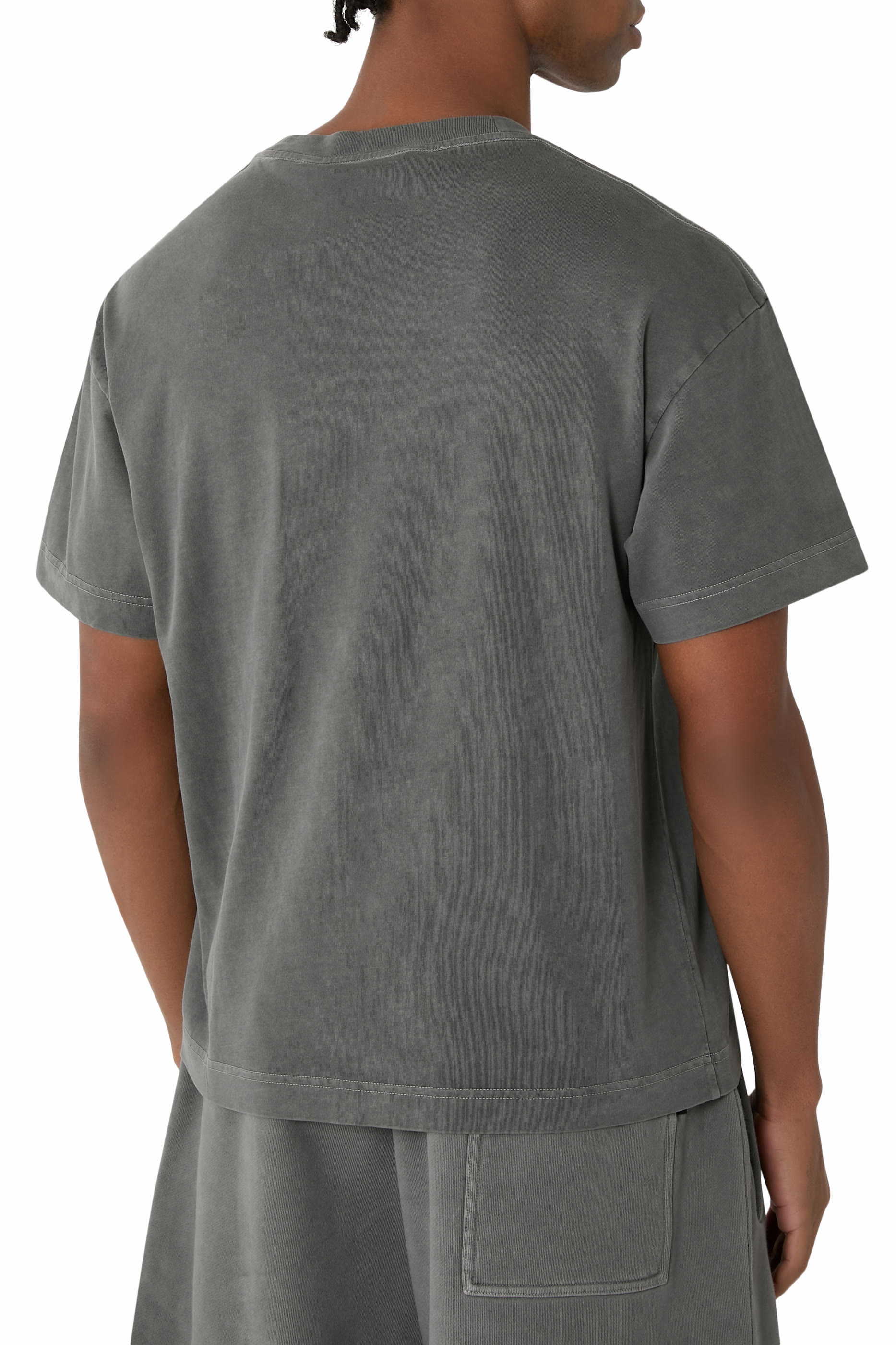 تيشيرت بياقة مزينة بشعار الماركة