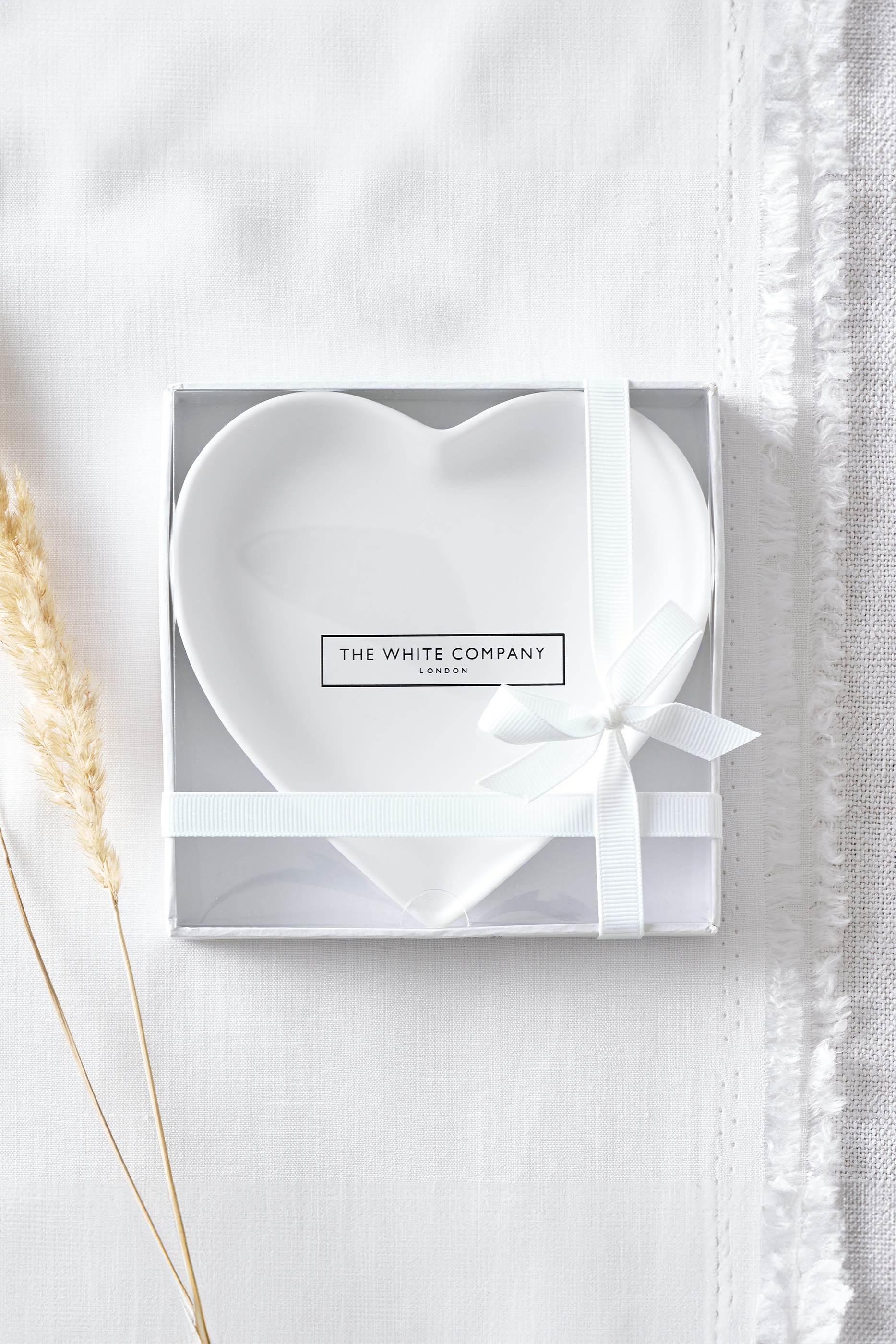 صحن صابون بتصميم قلب بورسلين