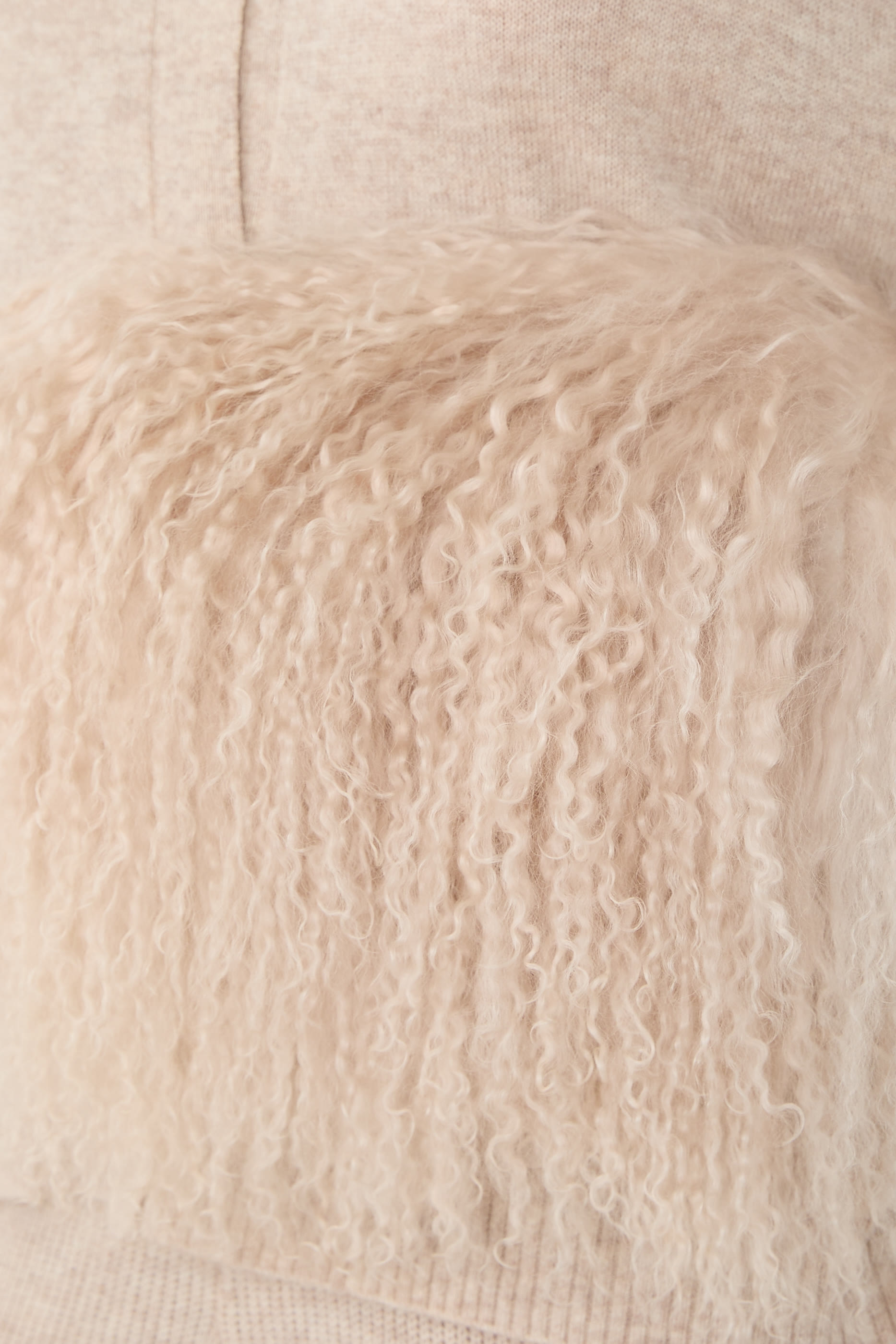 كارديغان بياقة عالية وأساور من جلد غنم