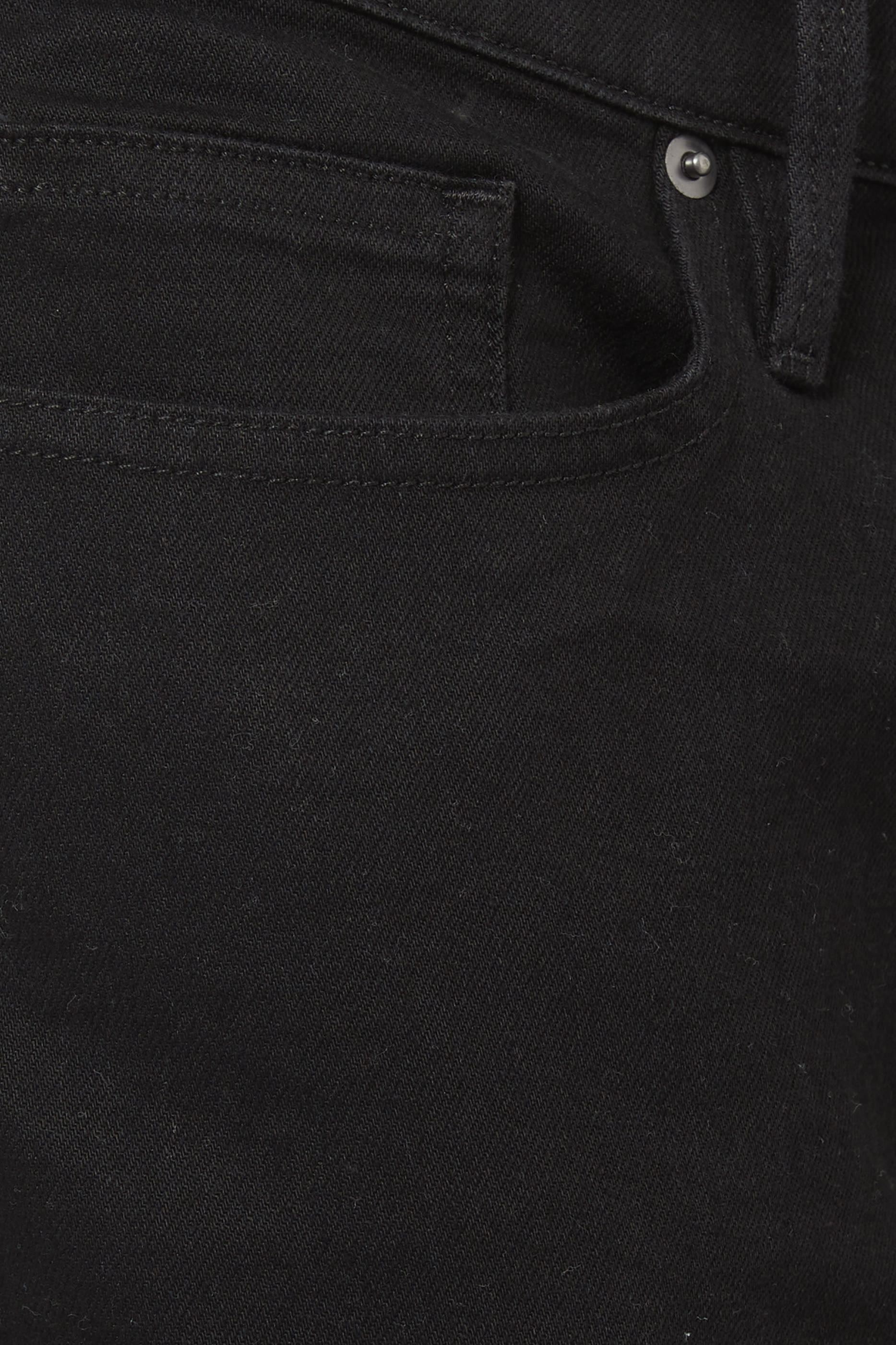 بنطال جينز بقصة سكيني ضمن تشكيلة لوم