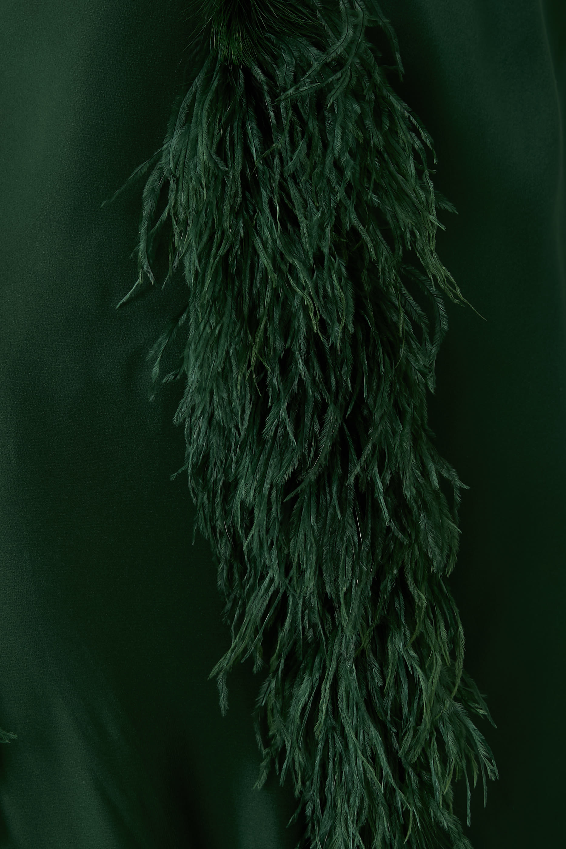 قفطان ستان بأكمام طويلة وحافة بالريش