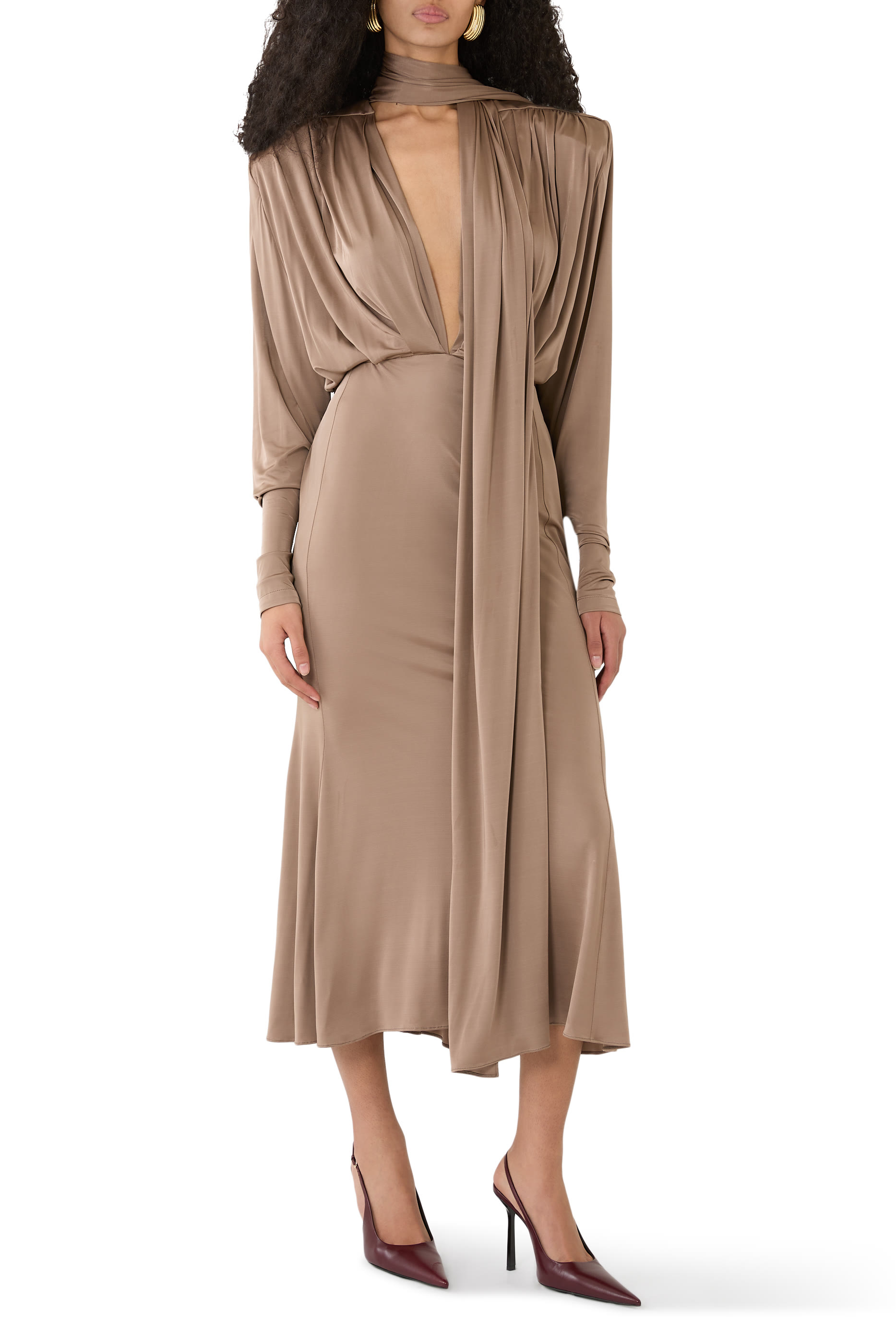 فستان بقصة مريحة ووشاح