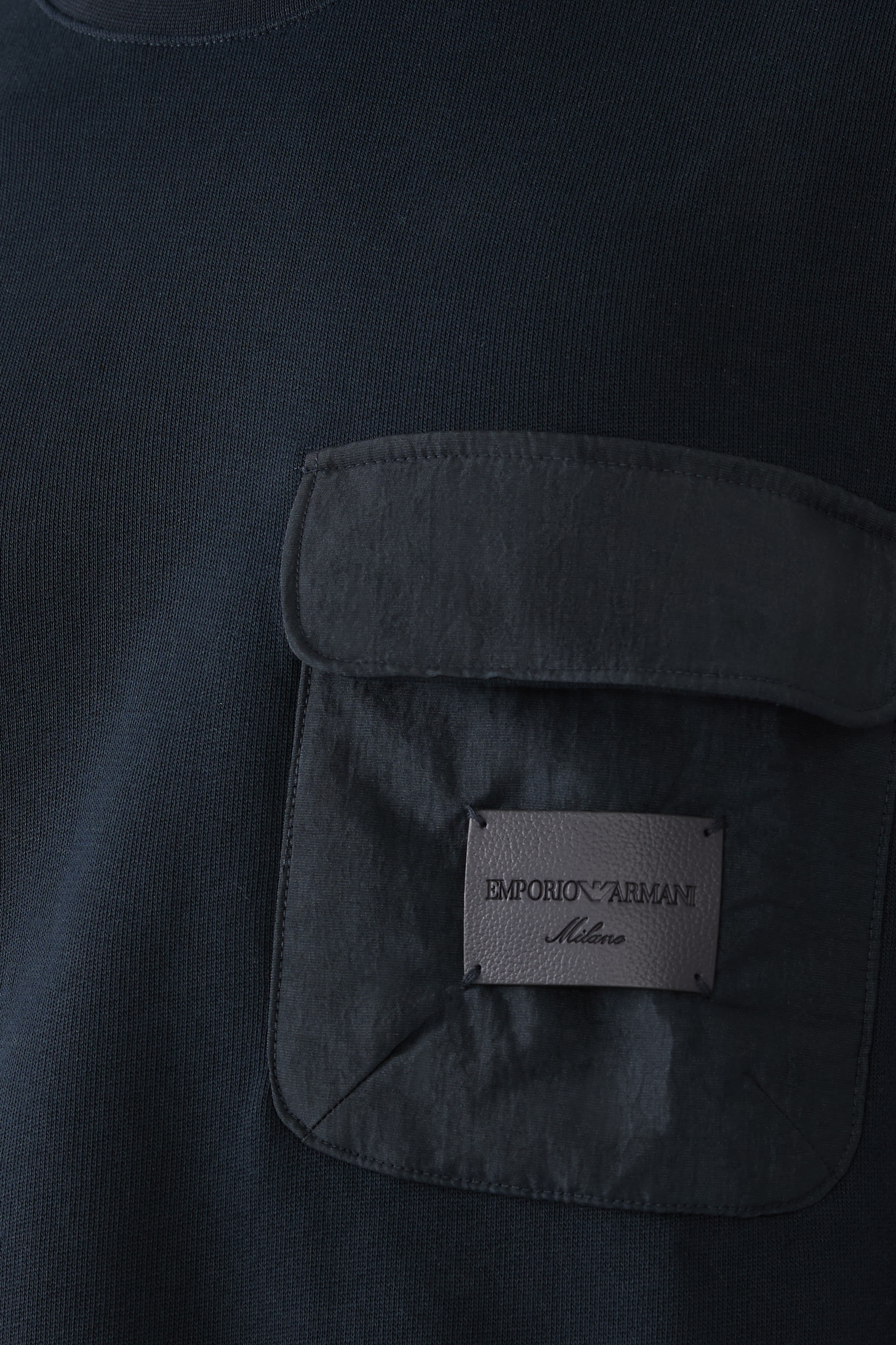 سويت شيرت بجيب على الصدر