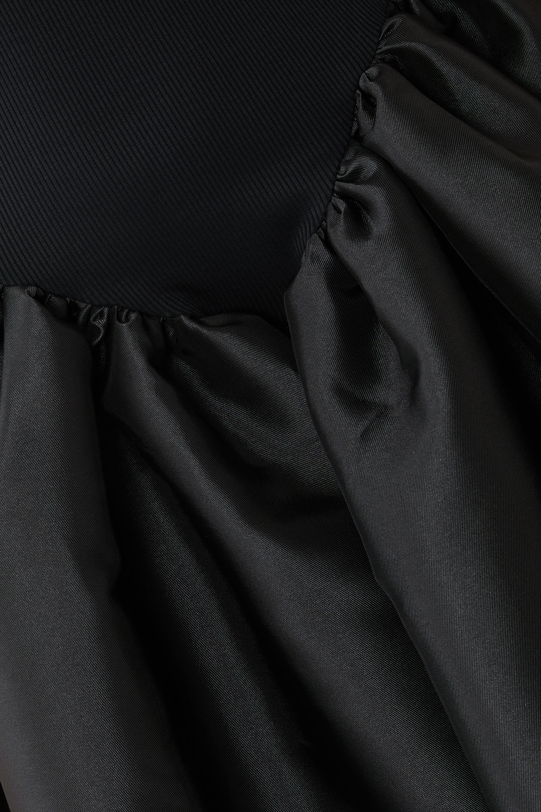 فستان بقصة برنسيس بأكتاف مكشوفة ستان ثقيل