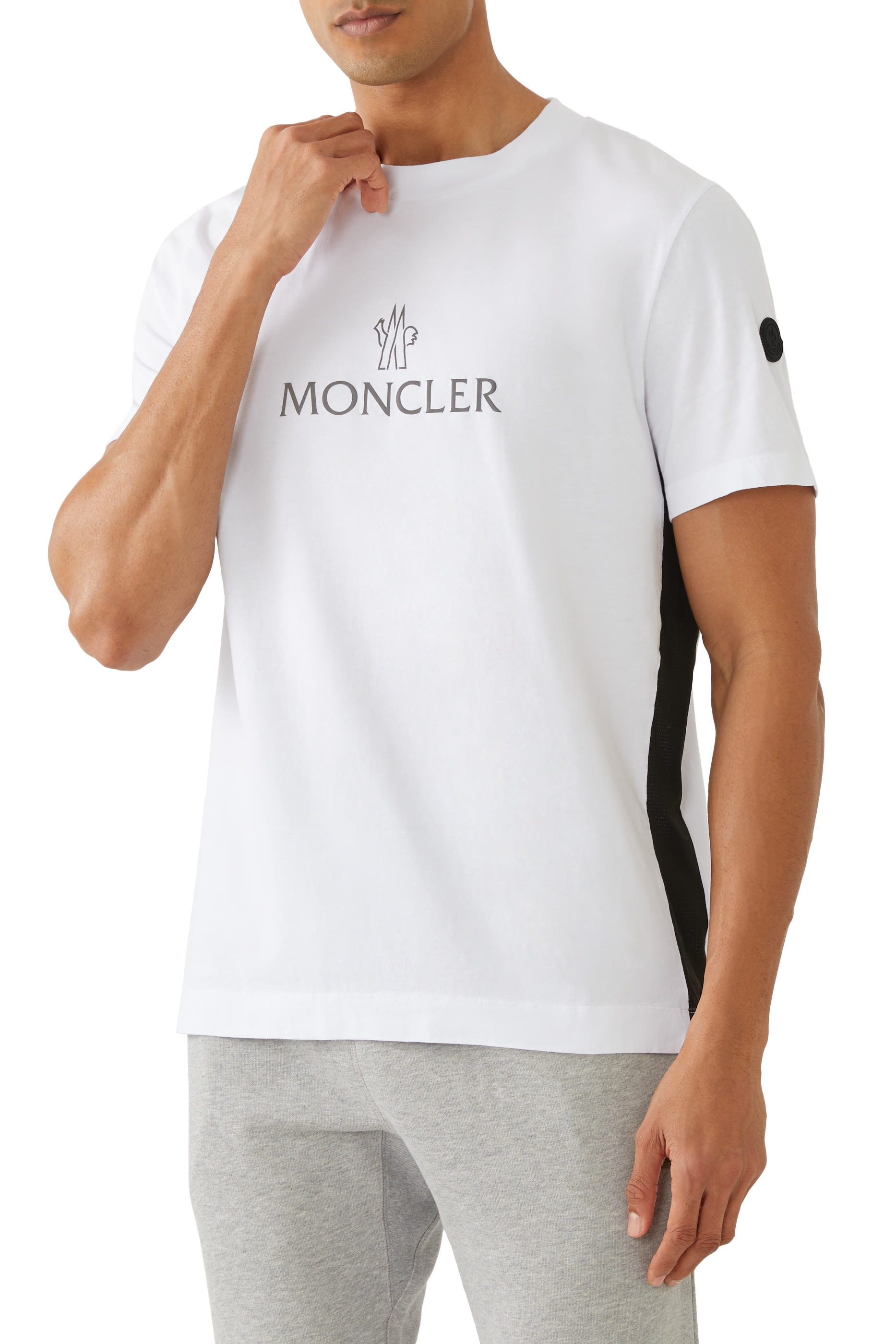 تيشيرت بياقة ضيقة ونقشة شعار الماركة