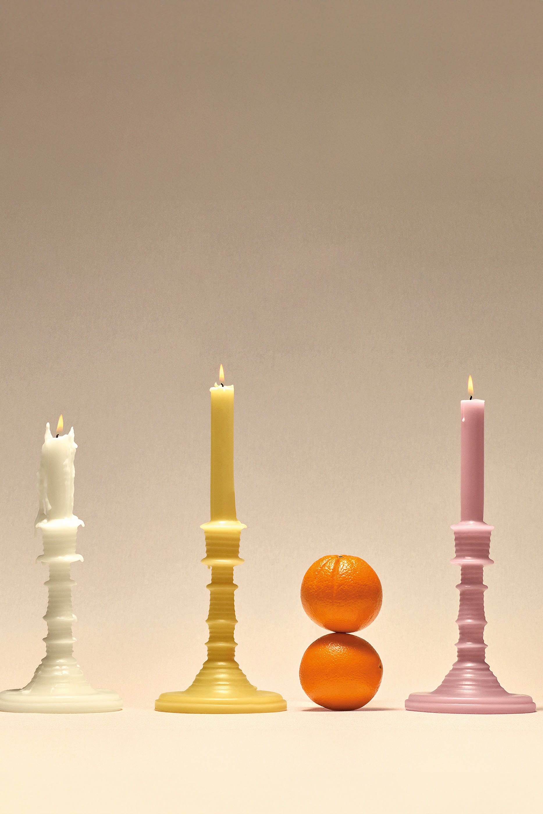 شمعة معطرة هاني ساكل بتصميم حامل شموع