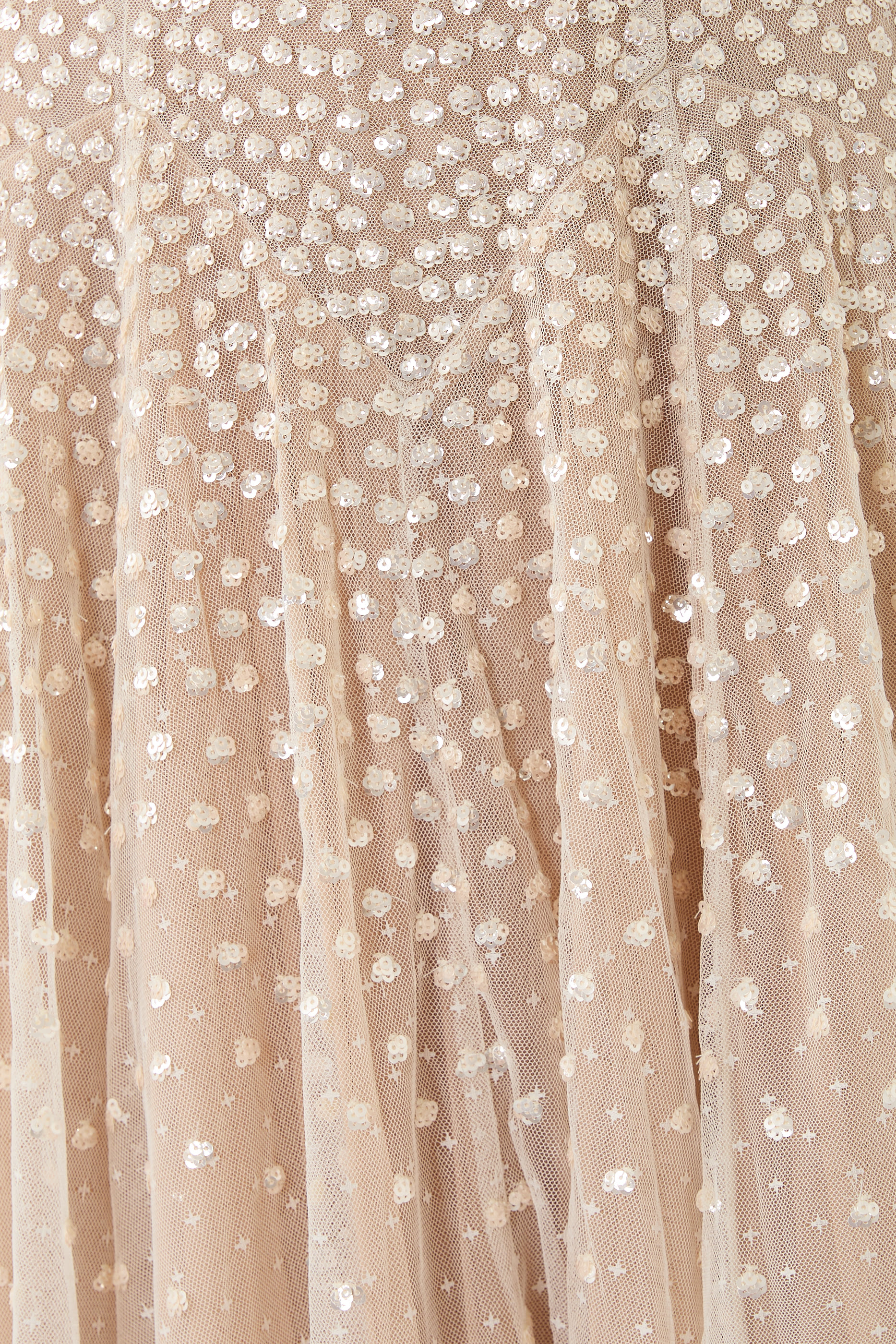 فستان سهرة كاسكادي كامي بياقة عميقة مزين بترتر