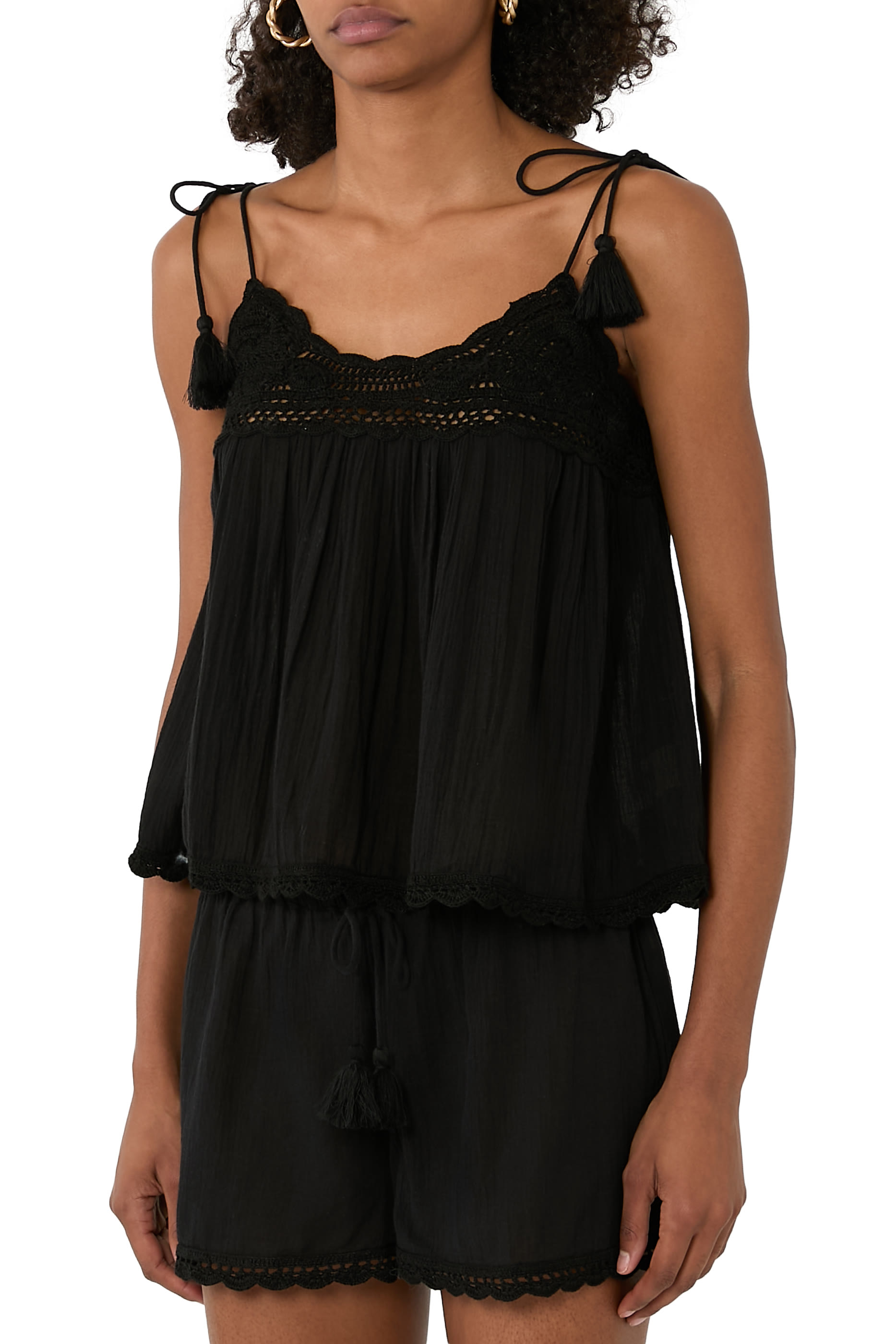 بلوزة بيرمودا بتفاصيل كروشيه للإرتداء فوق ملابس السباحة