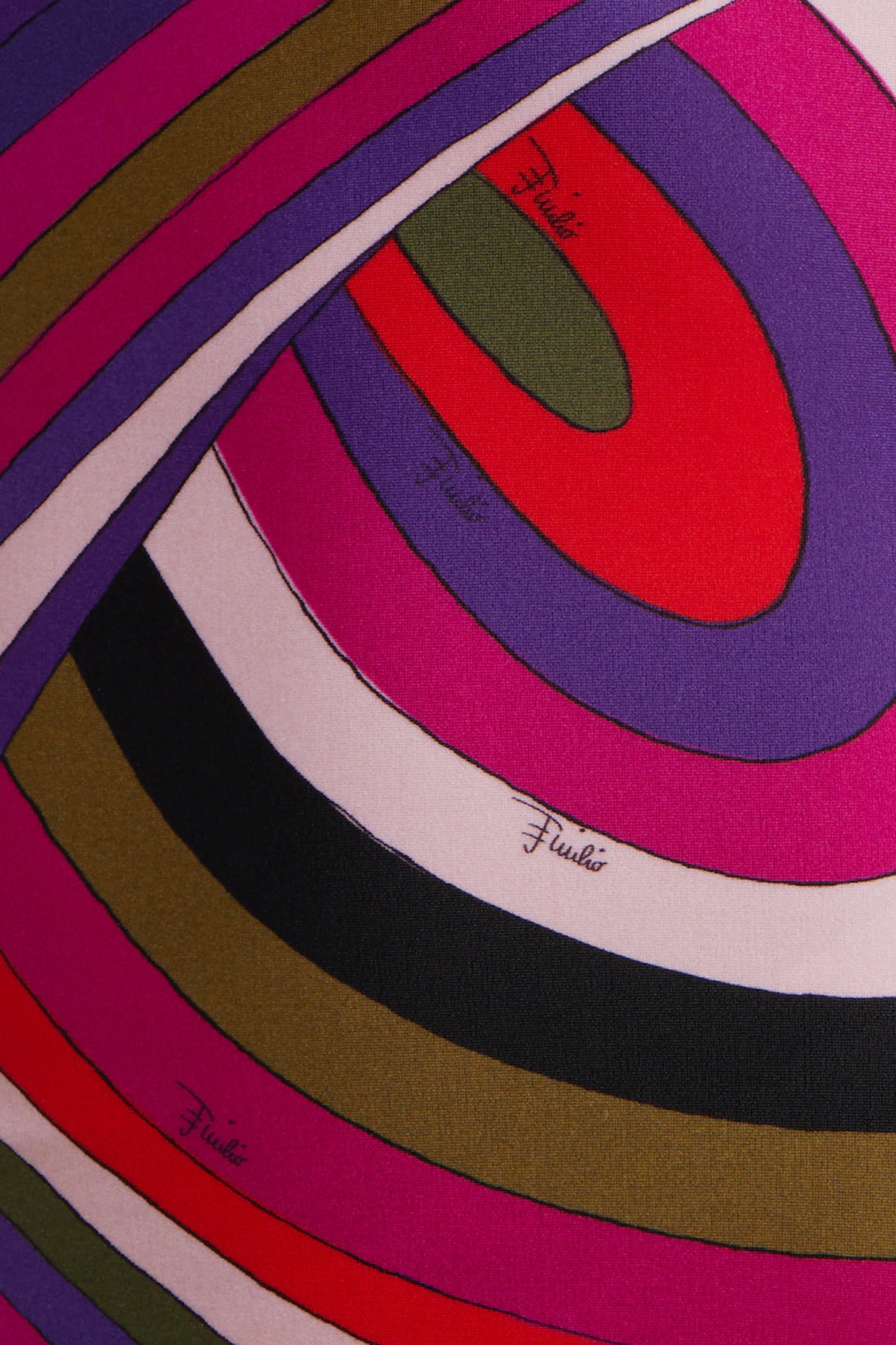 بدلة سباحة بكتف مكشوف ونقشة ايريد