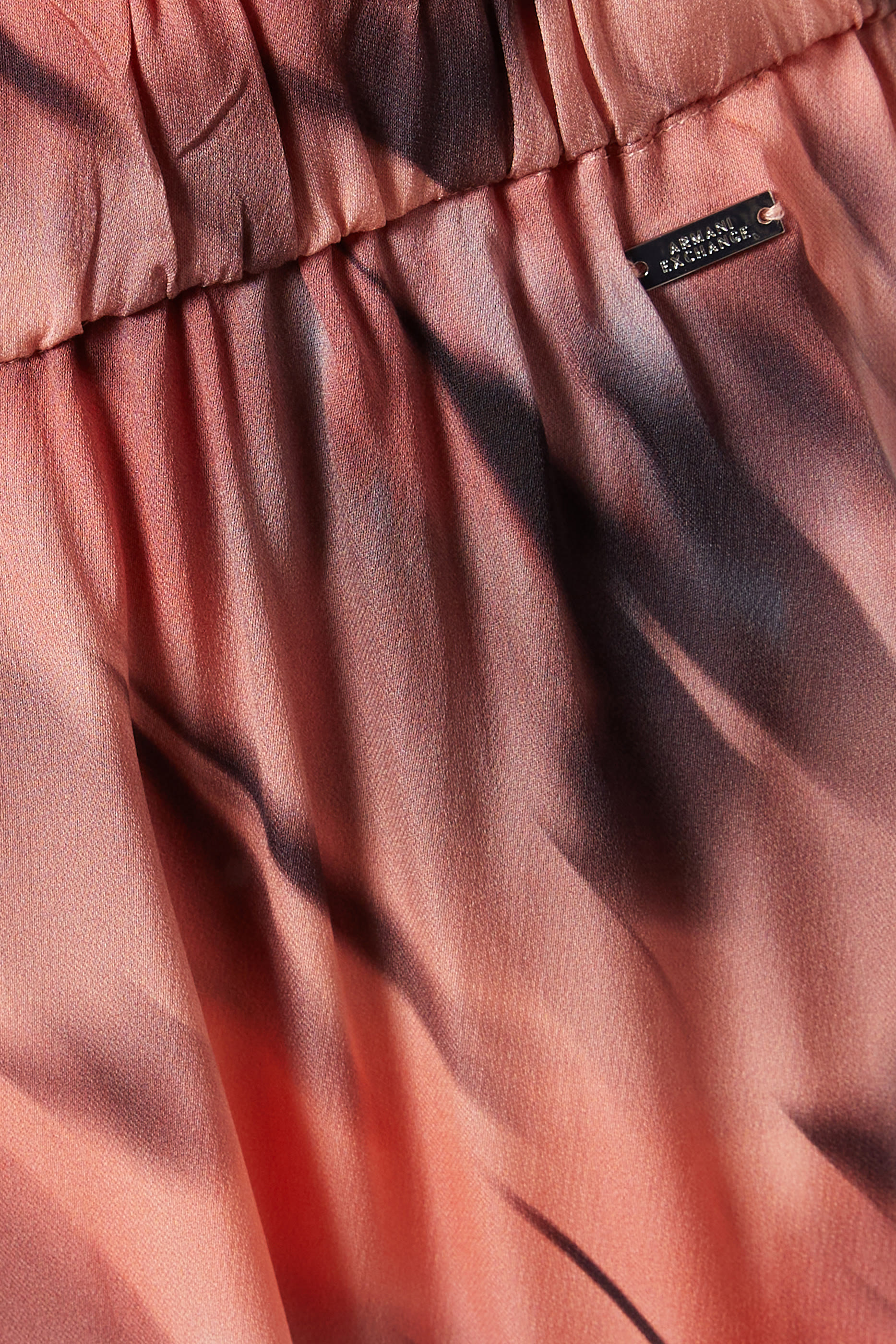 تنورة قصيرة بطبعة تجريدية