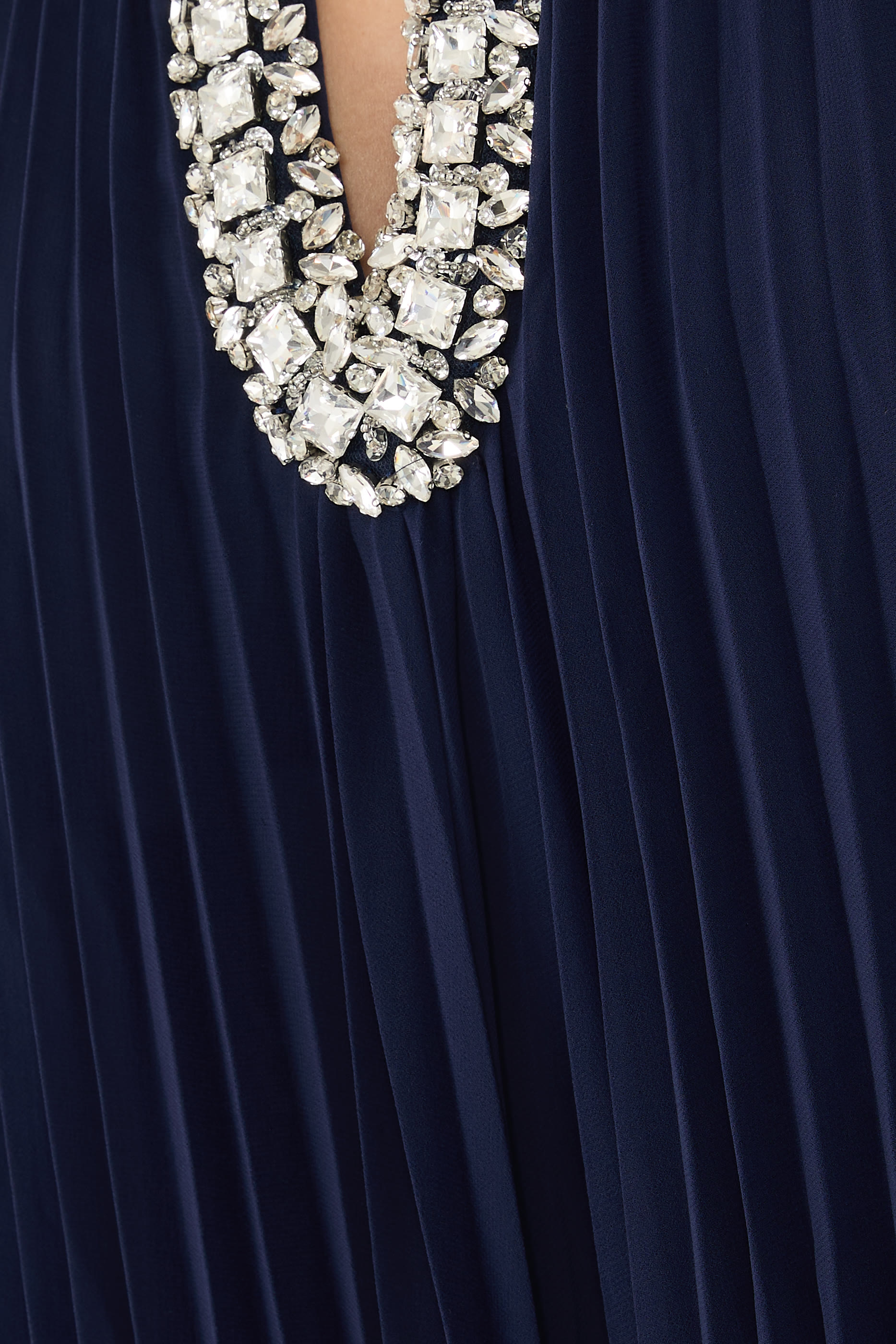 فستان شيفون متوسط الطول مزين بريش