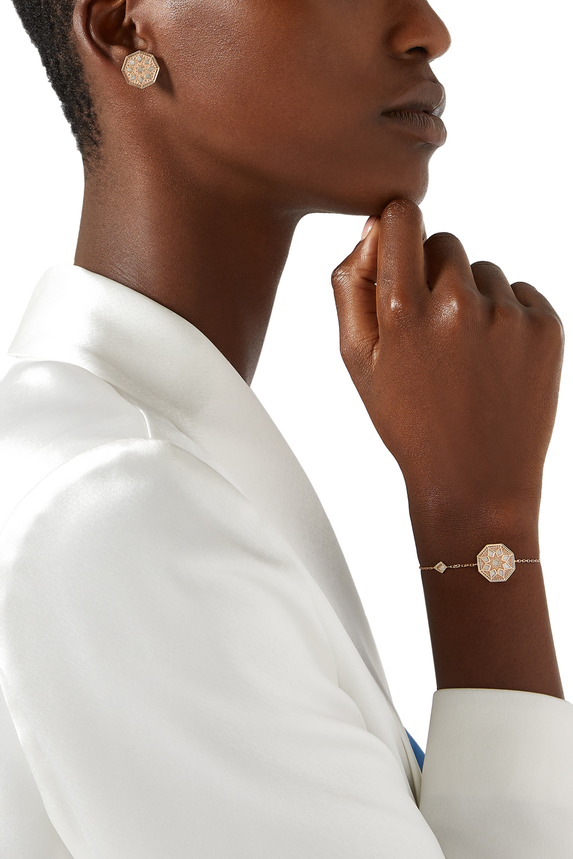 أقراط صغيرة كلاسيك تراث مرصعة بعرق اللؤلؤ، ذهب وردي عيار 18