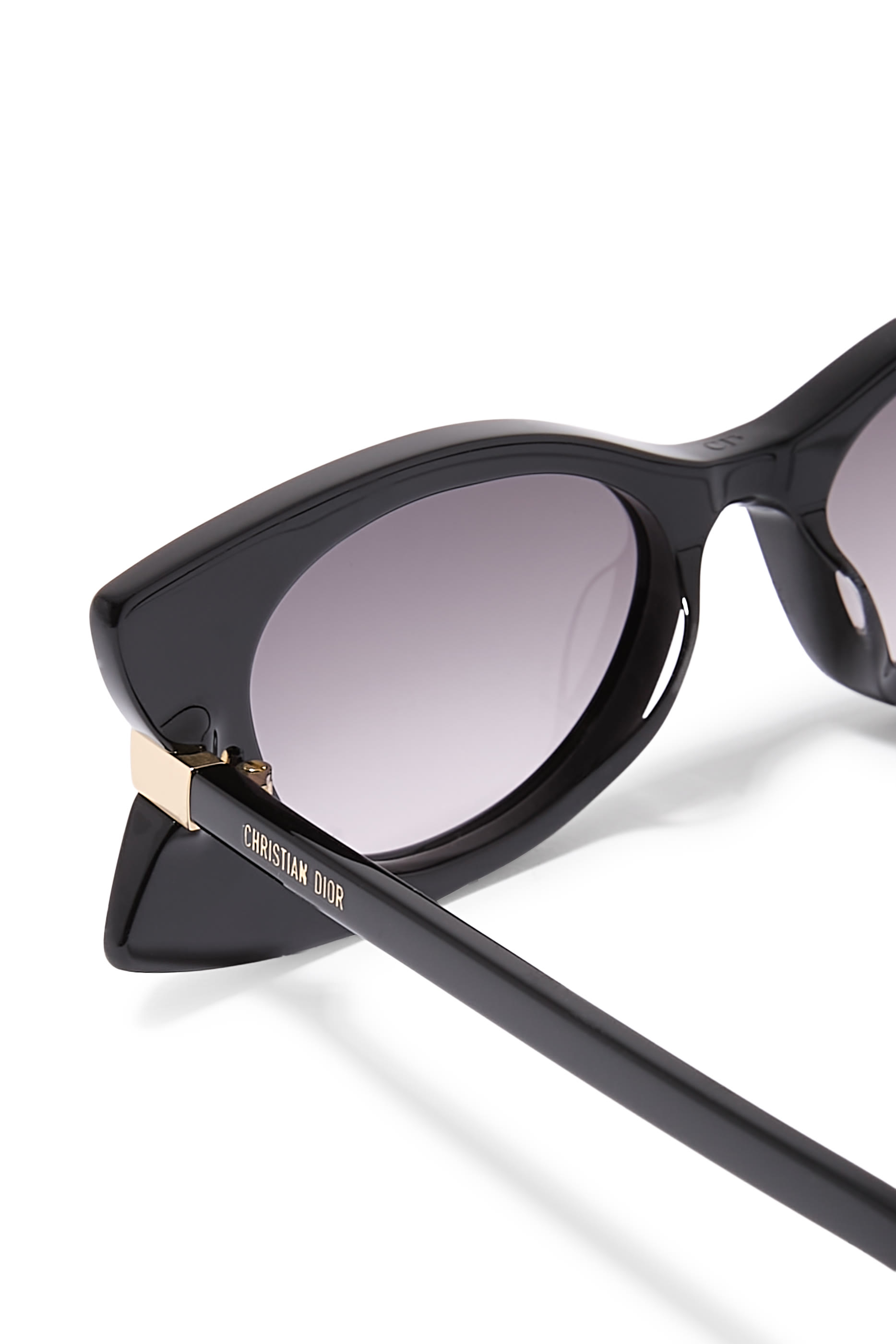 نظارة شمسية اس 2 آي بإطار فراشة مستطيل وشعار الماركة خامة شفافة