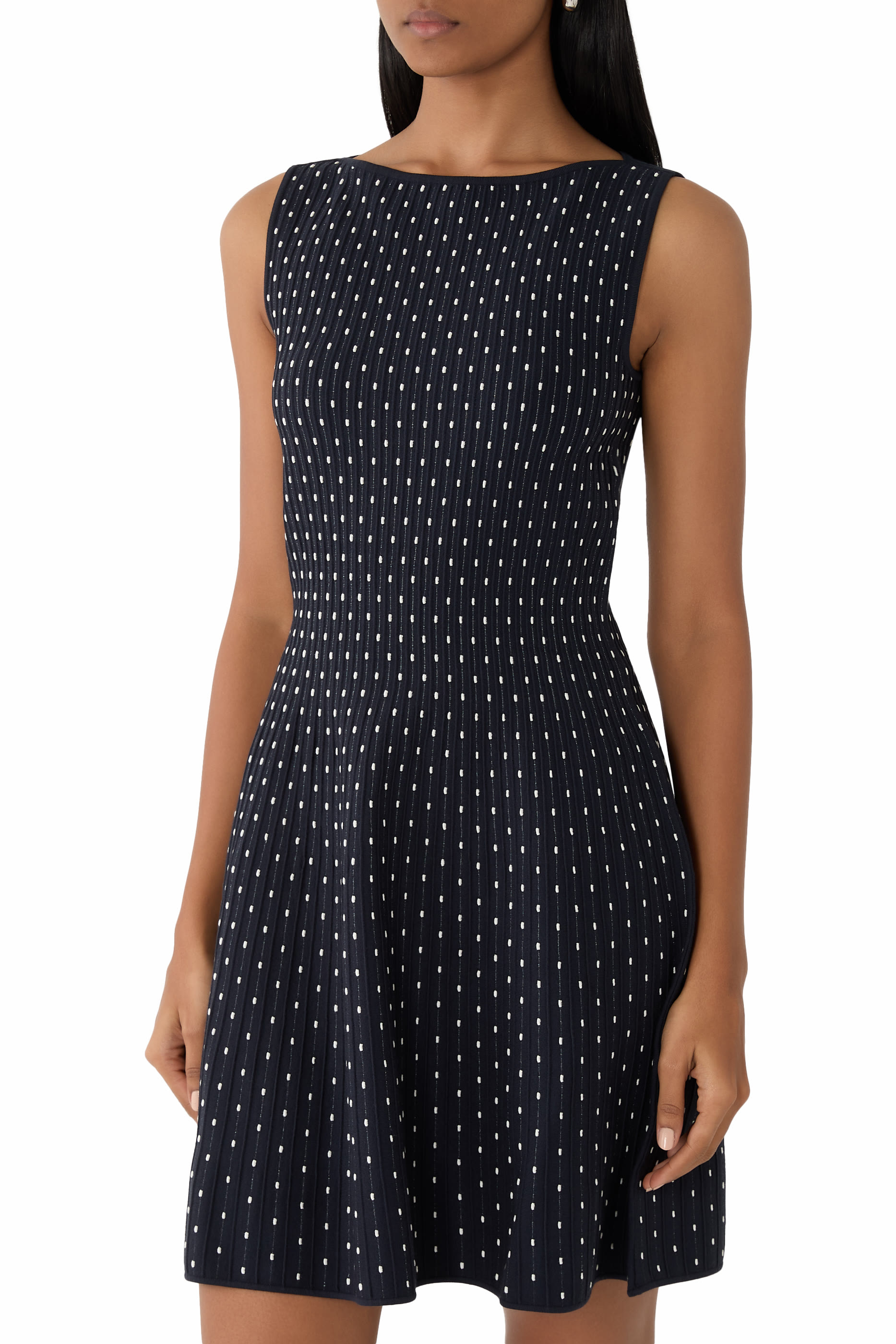 فستان بياقة قارب وتنورة واسعة