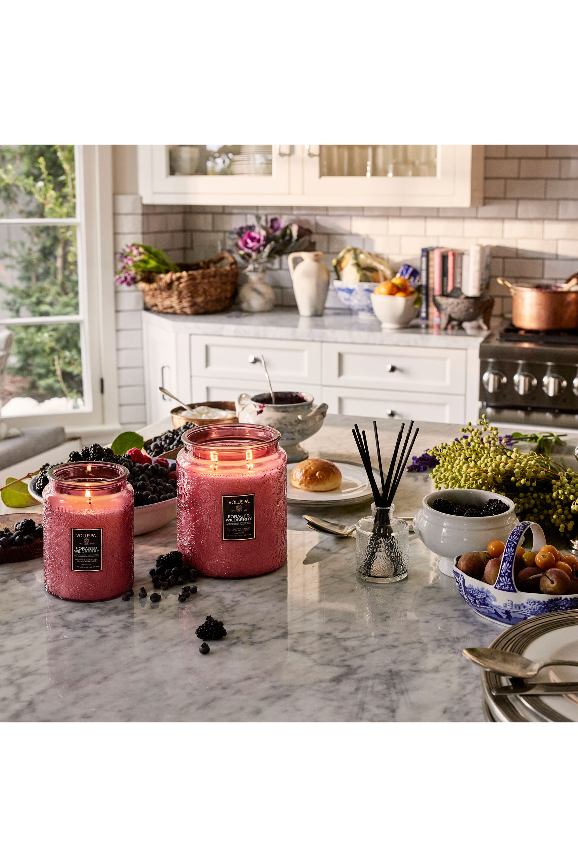 شمعة فوراجد وايلدبيري في وعاء فاخر