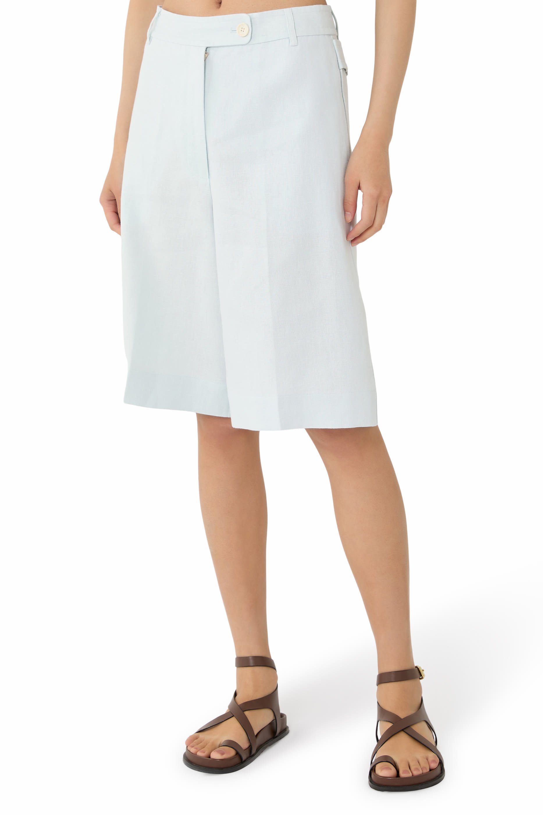 بنطال قصير بتفاصيل تاب