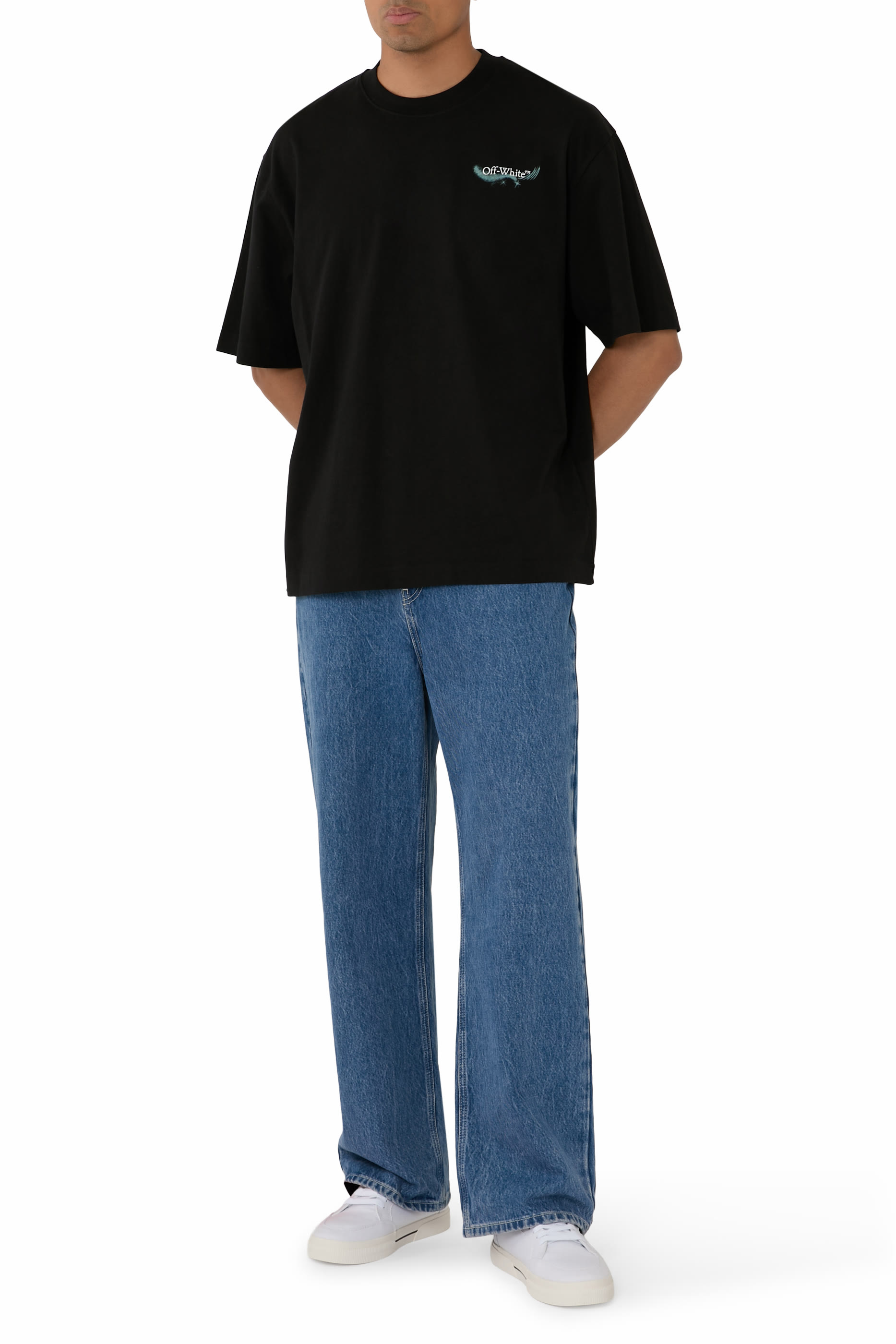 تيشيرت بأكمام قصيرة وشعار الماركة