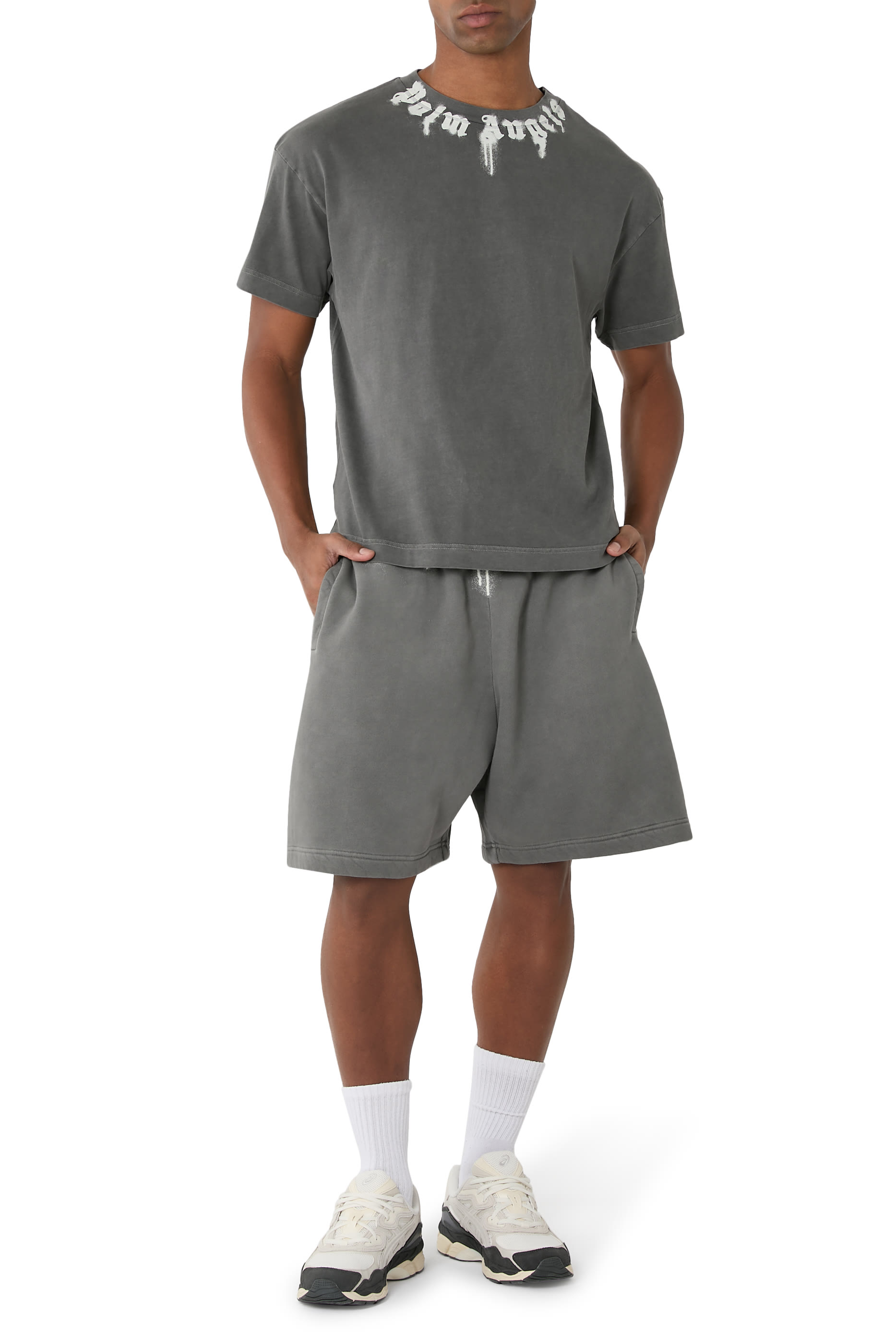 تيشيرت بياقة مزينة بشعار الماركة