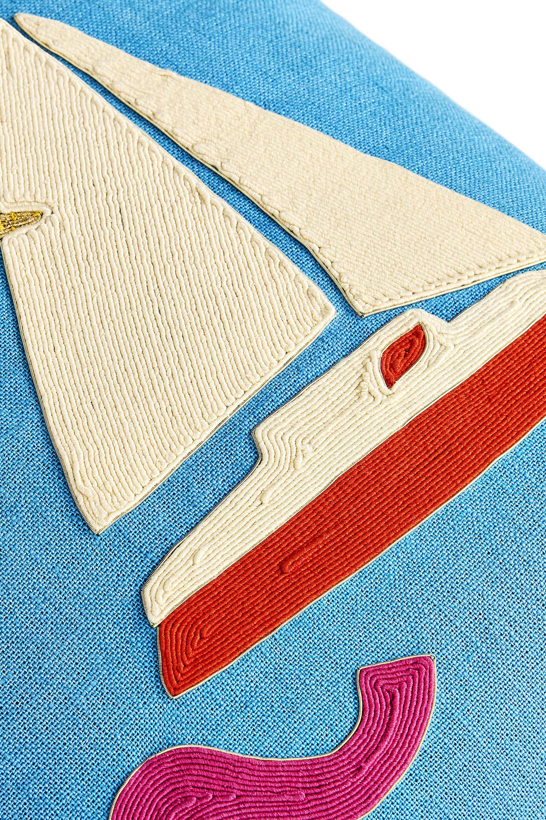 وسادة بلايا مزينة بمركب شراعي وتطريز بنمط حبل