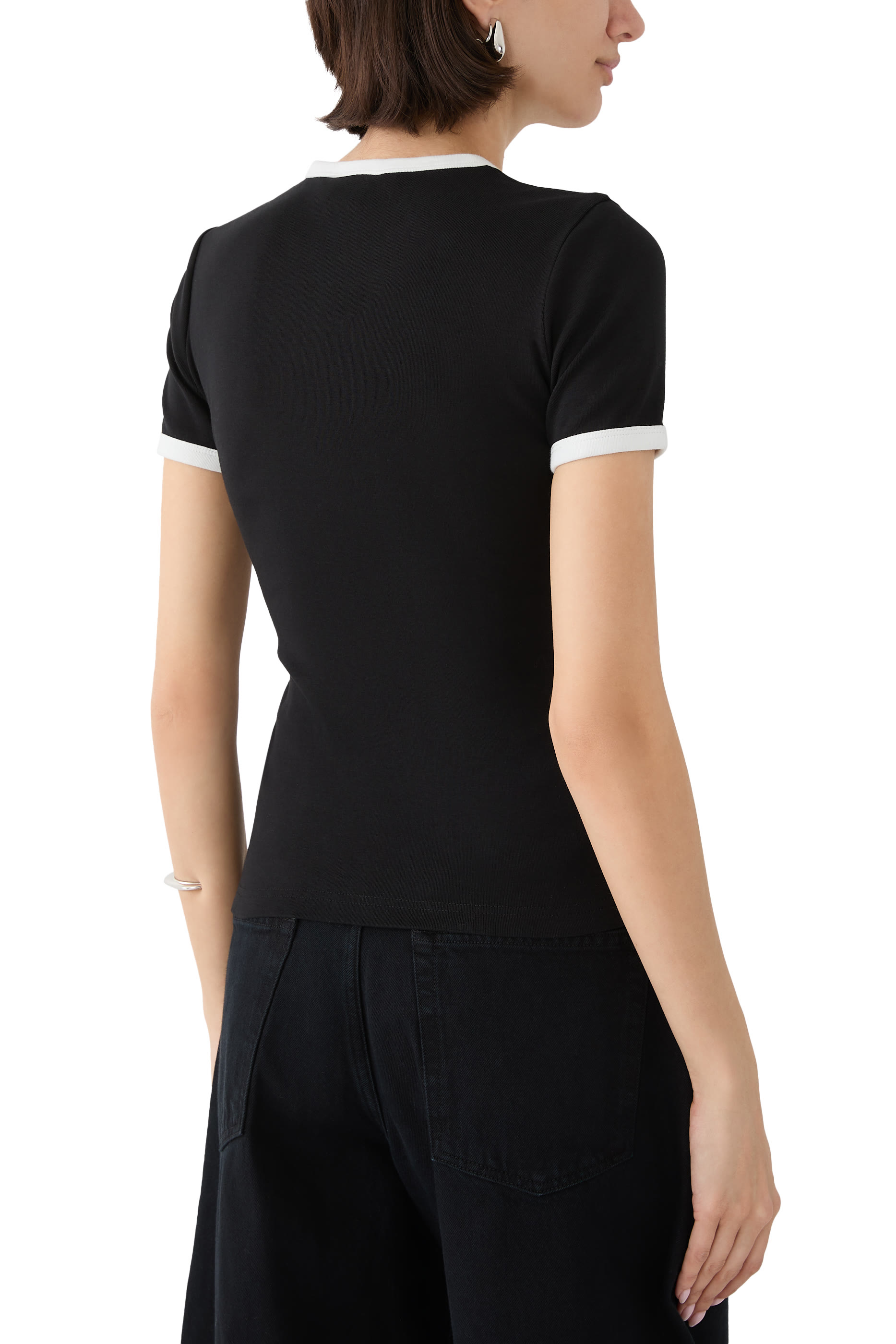 تيشيرت بشعار الماركة بلون متباين