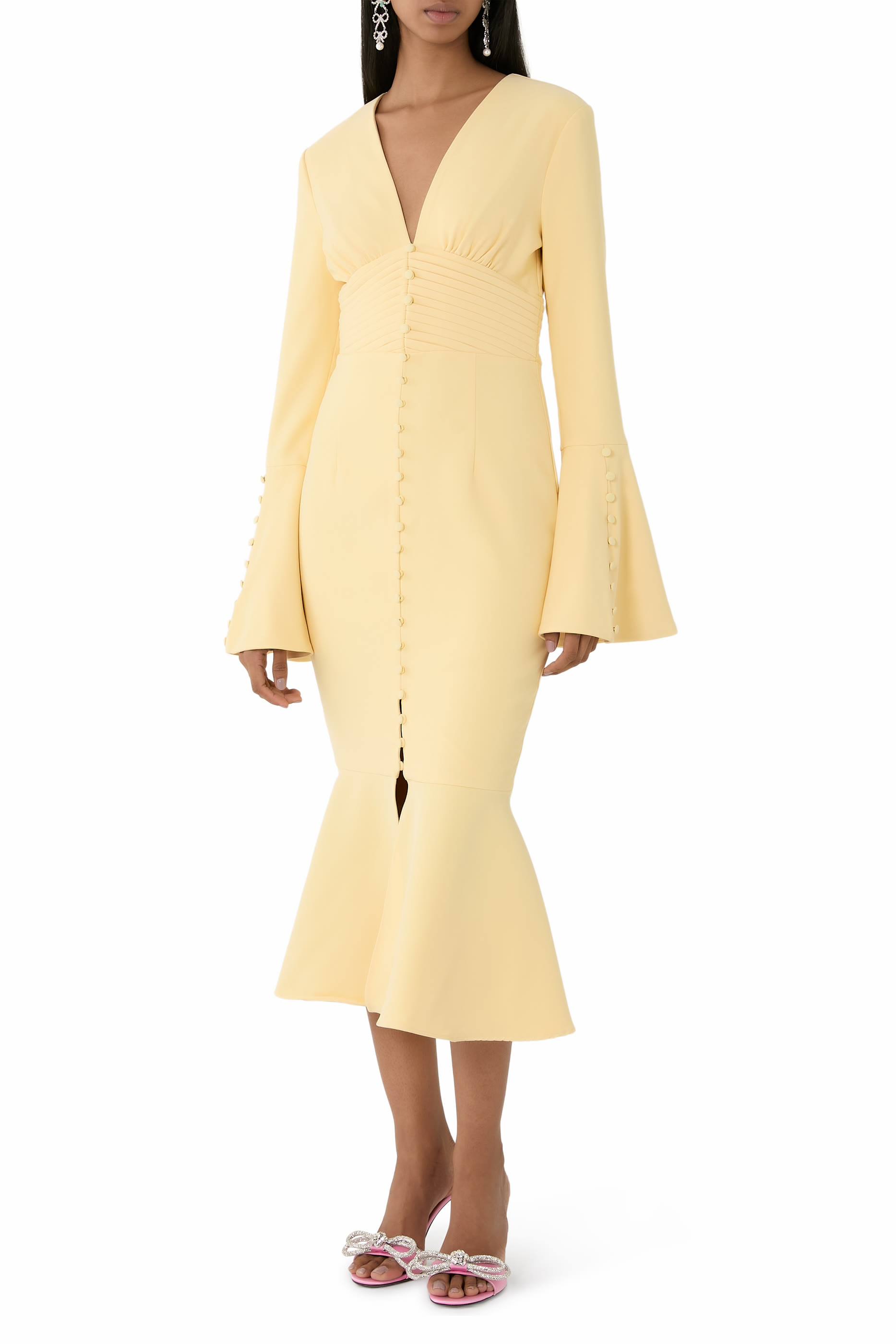 فستان سلمى بقصة متوسطة الطول بذيل السمكة وأكمام واسعة