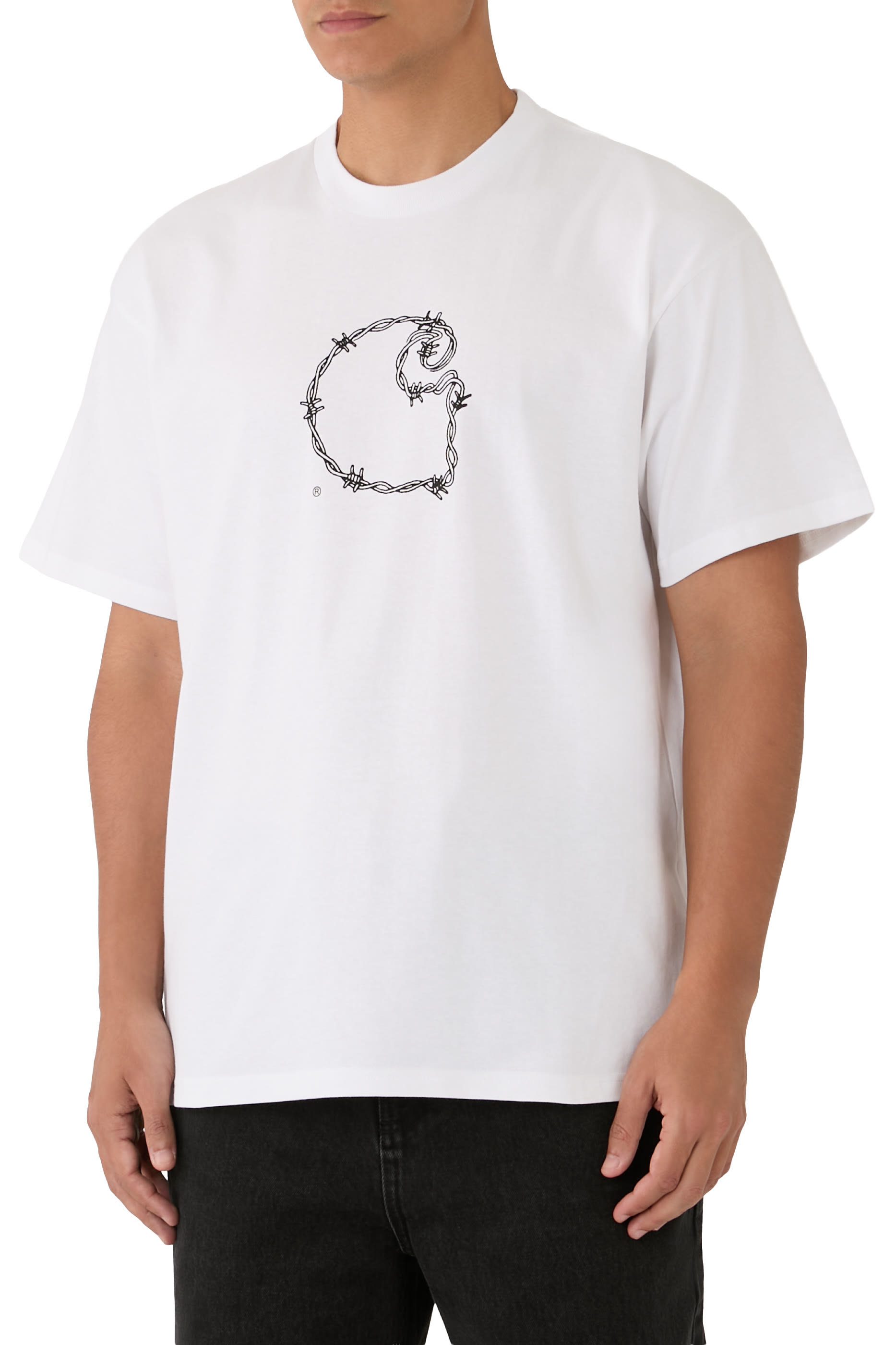 تيشيرت بأكمام قصيرة بطبعة حرف C بأسلاك شائكة