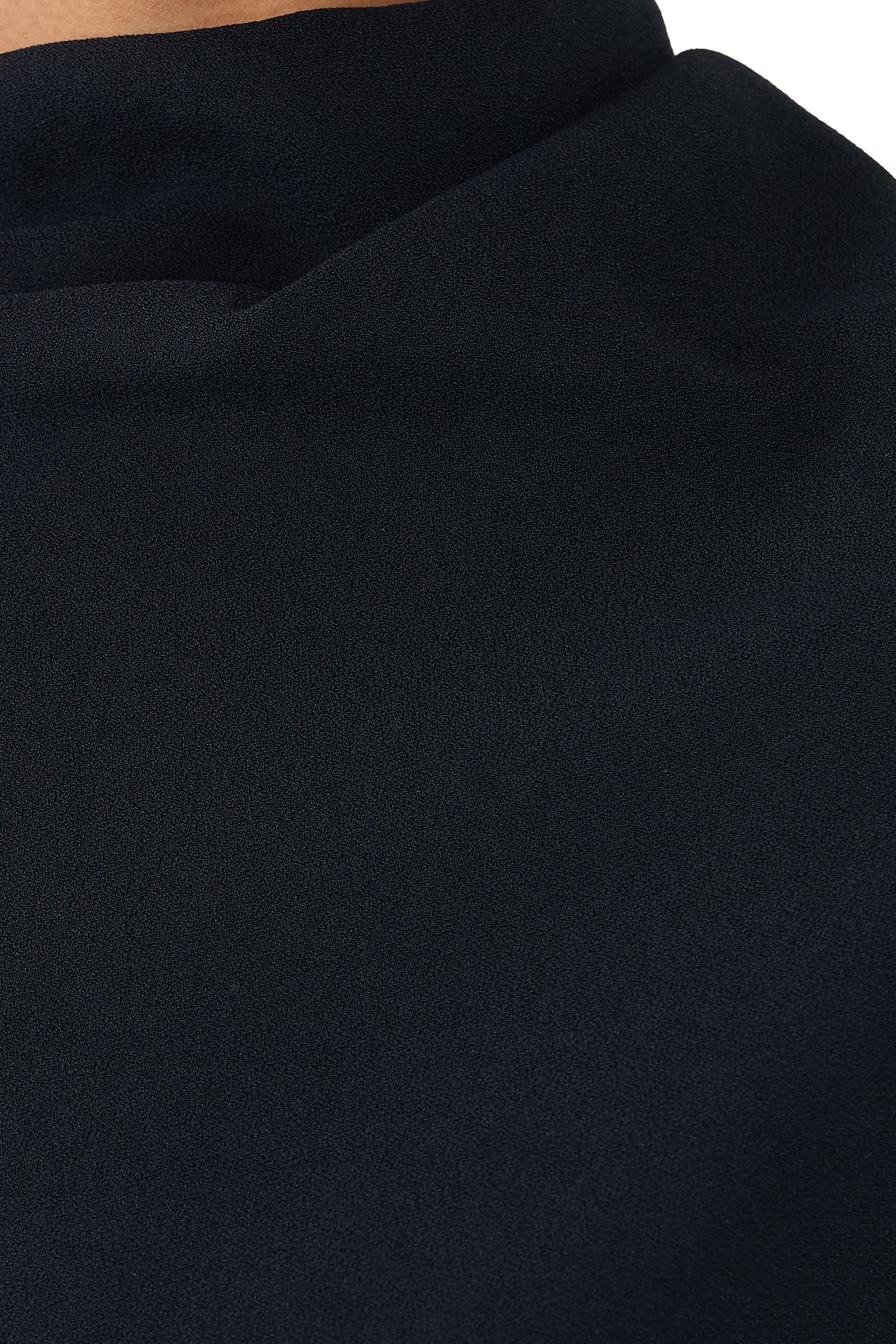 بلوزة درابيه بقصة واسعة نحو الأسفل وتصميم غير متماثل