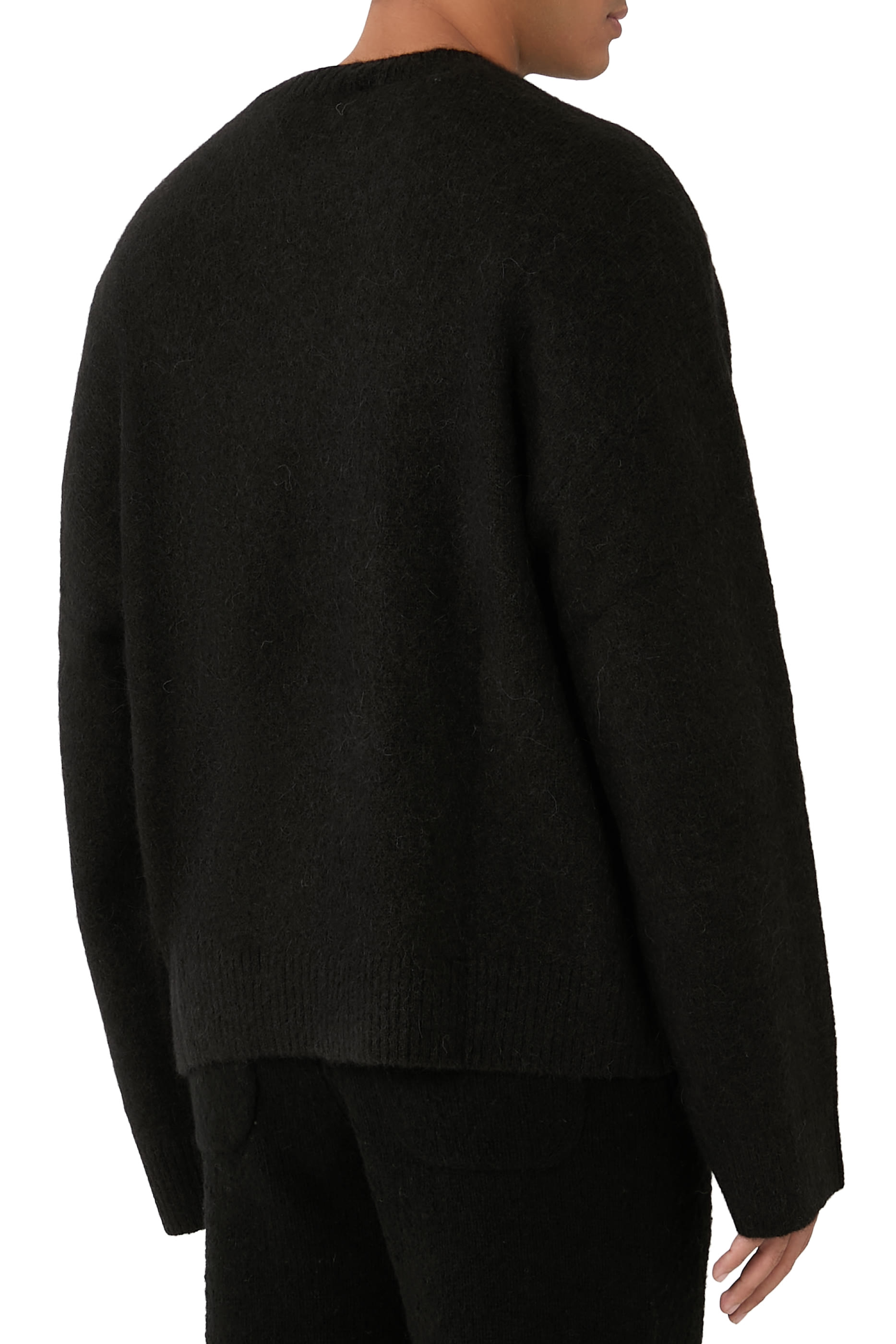 كنزة منسوجة بشعار الماركة