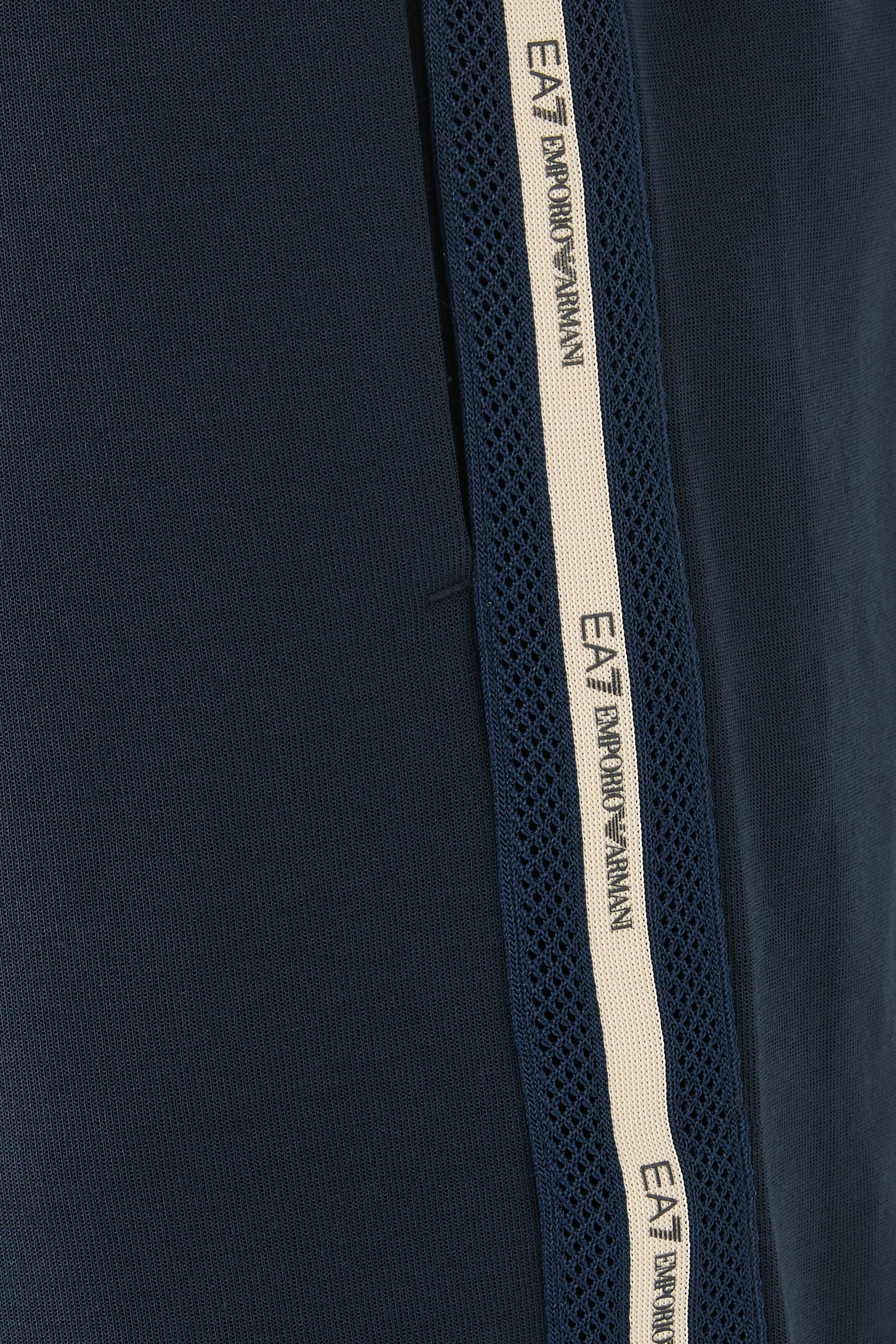 شورت بخطوط بشعار الماركة عند الجانب