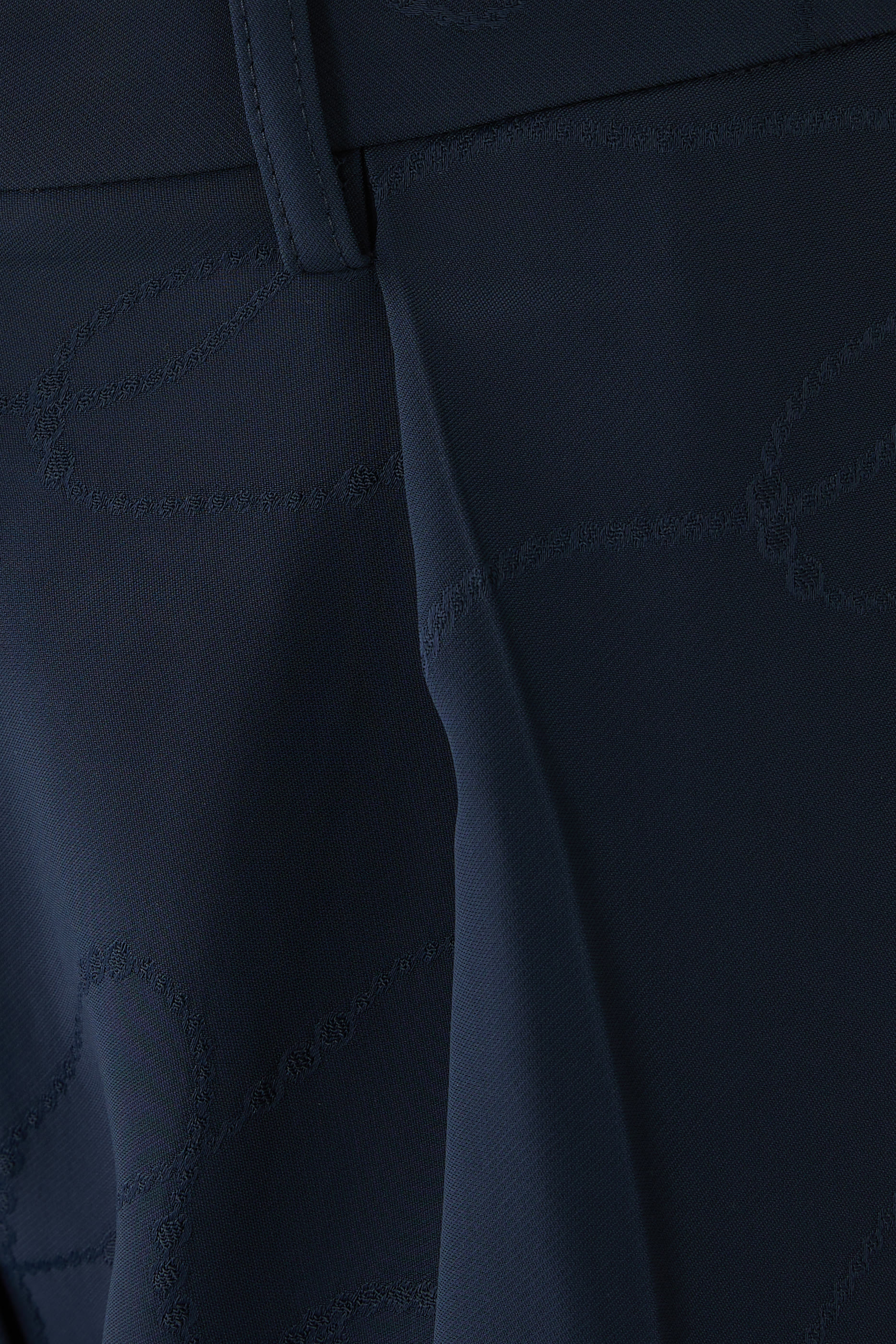 بنطال بقصة ضيقة مستقيمة