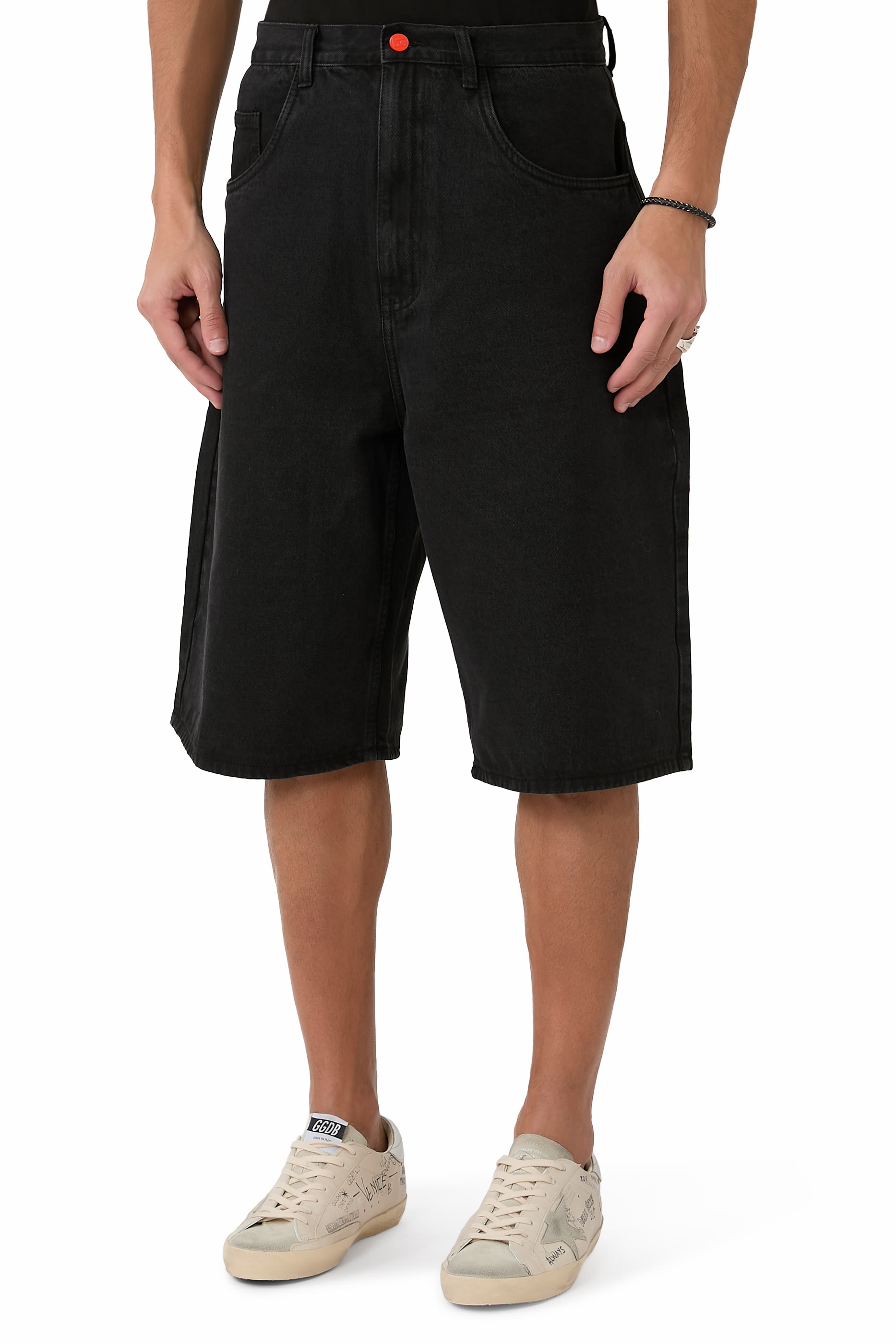 بنطال جينز دينم واسع للغاية بتفاصيل خياطة بارزة