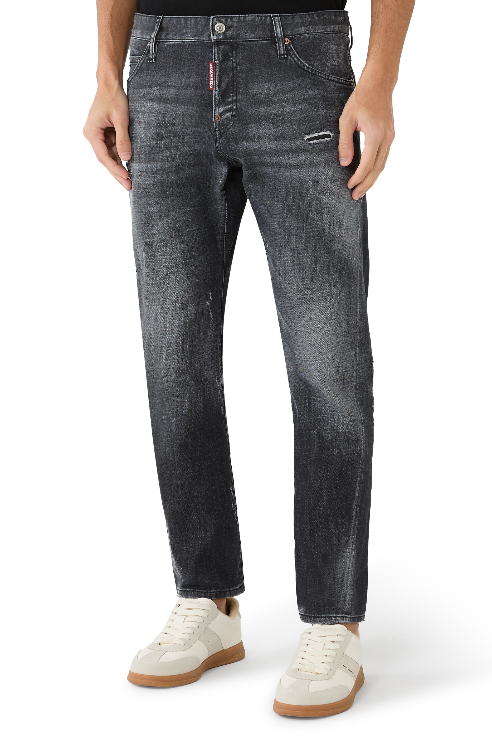 بنطال جينز بقصة ضيقة وتفاصيل بتصميم ملفوف