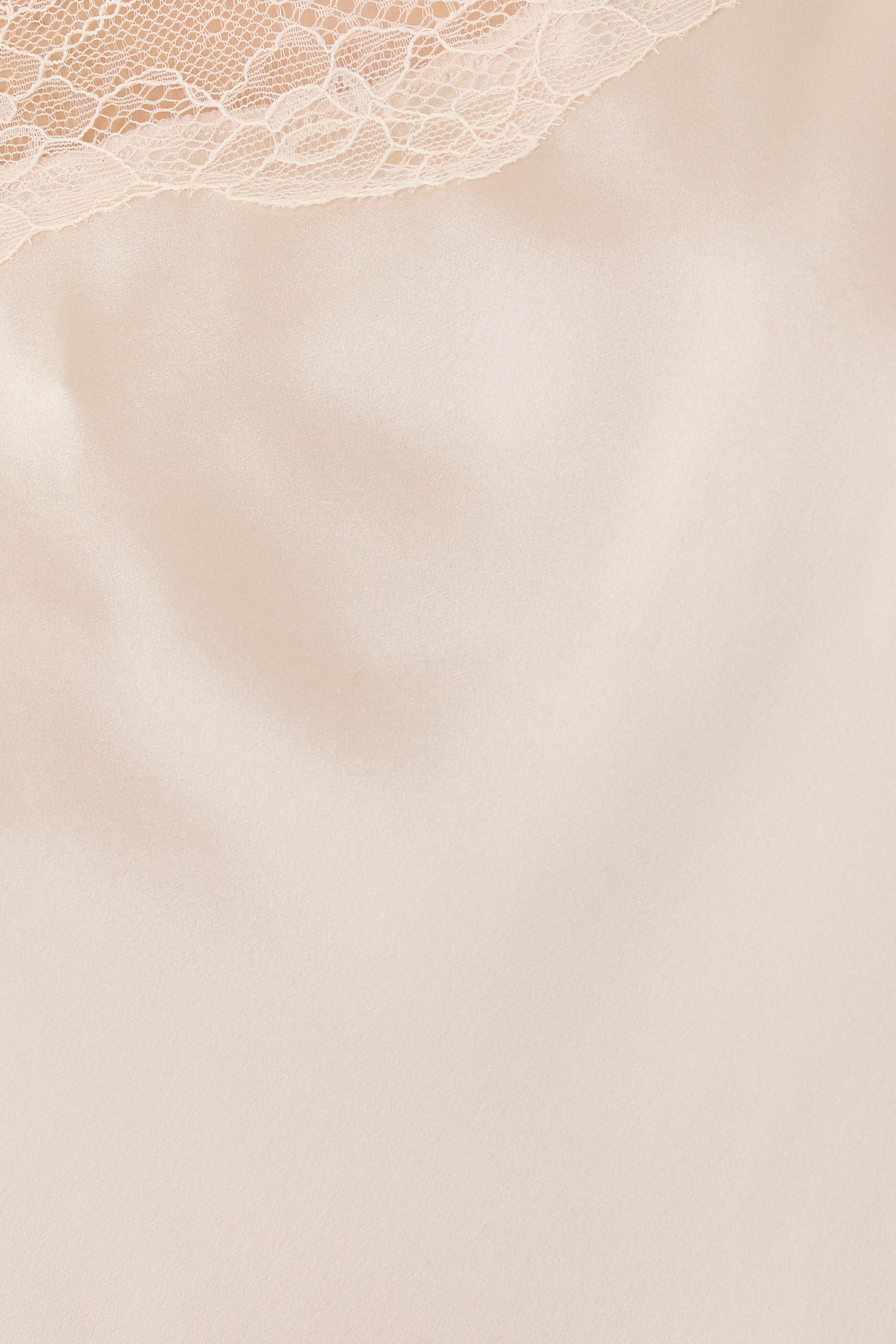 فستان نوم بياقة مربعة وحمالات رفيعة حرير ودانتيل