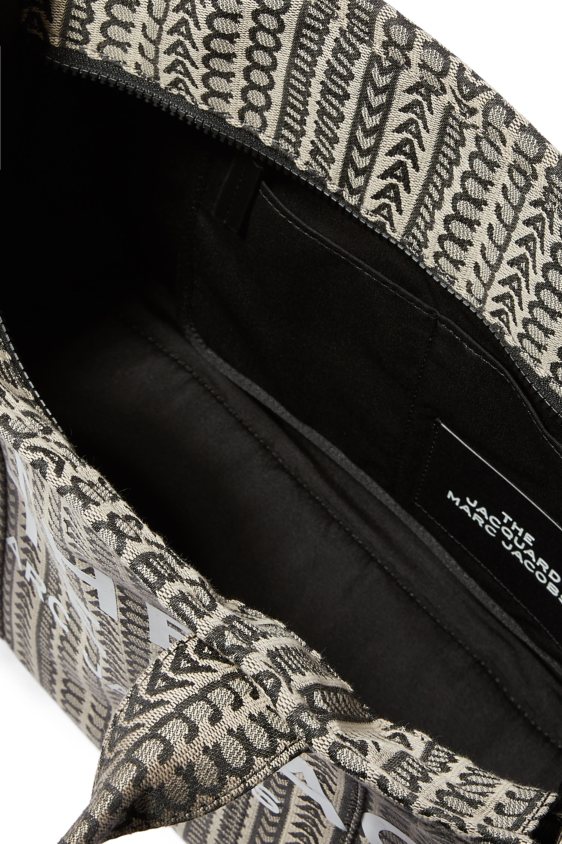 حقيبة يد كبيرة بحروف شعار الماركة