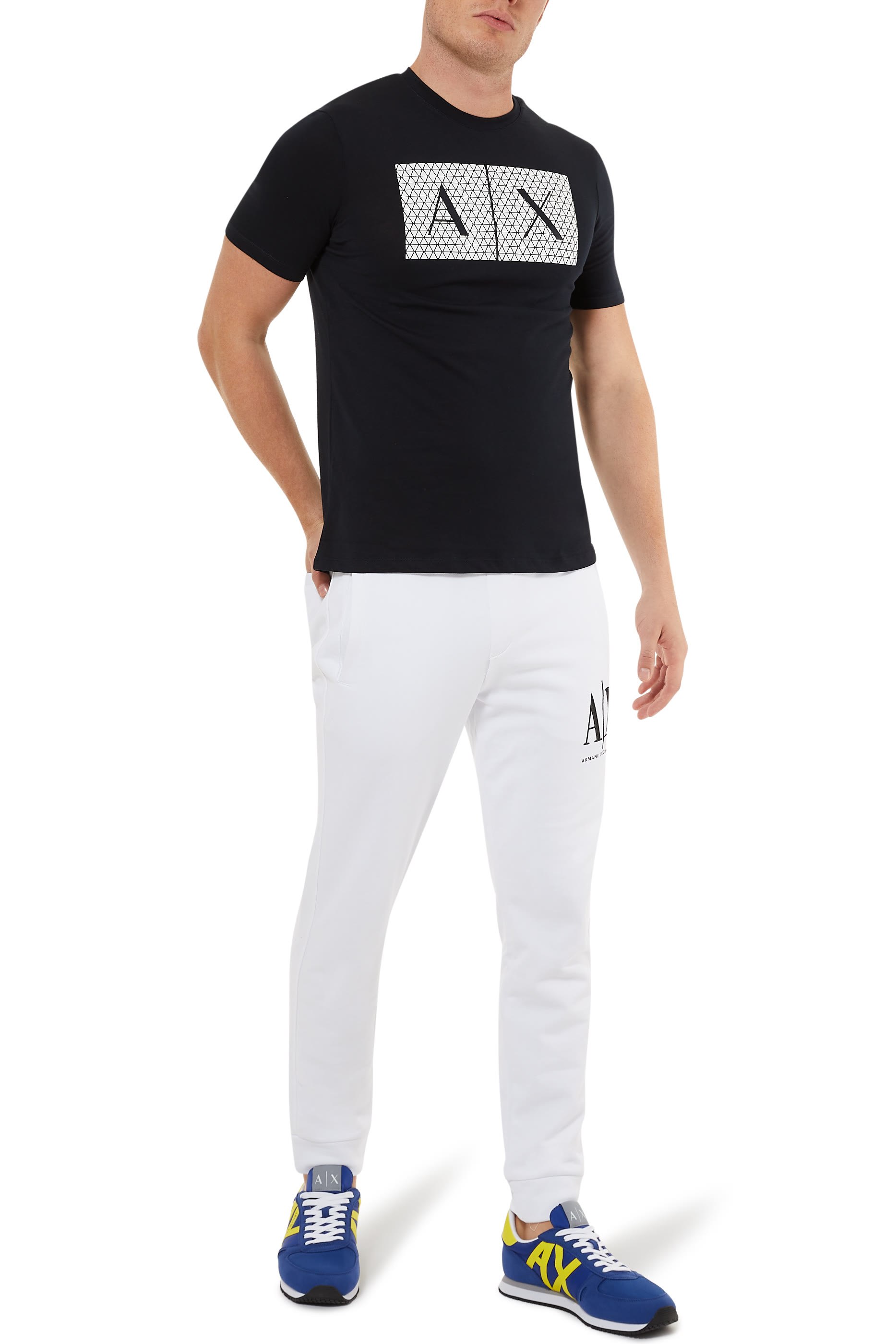 تيشيرت بطبعة شعار الماركة بنقشة مثلثات