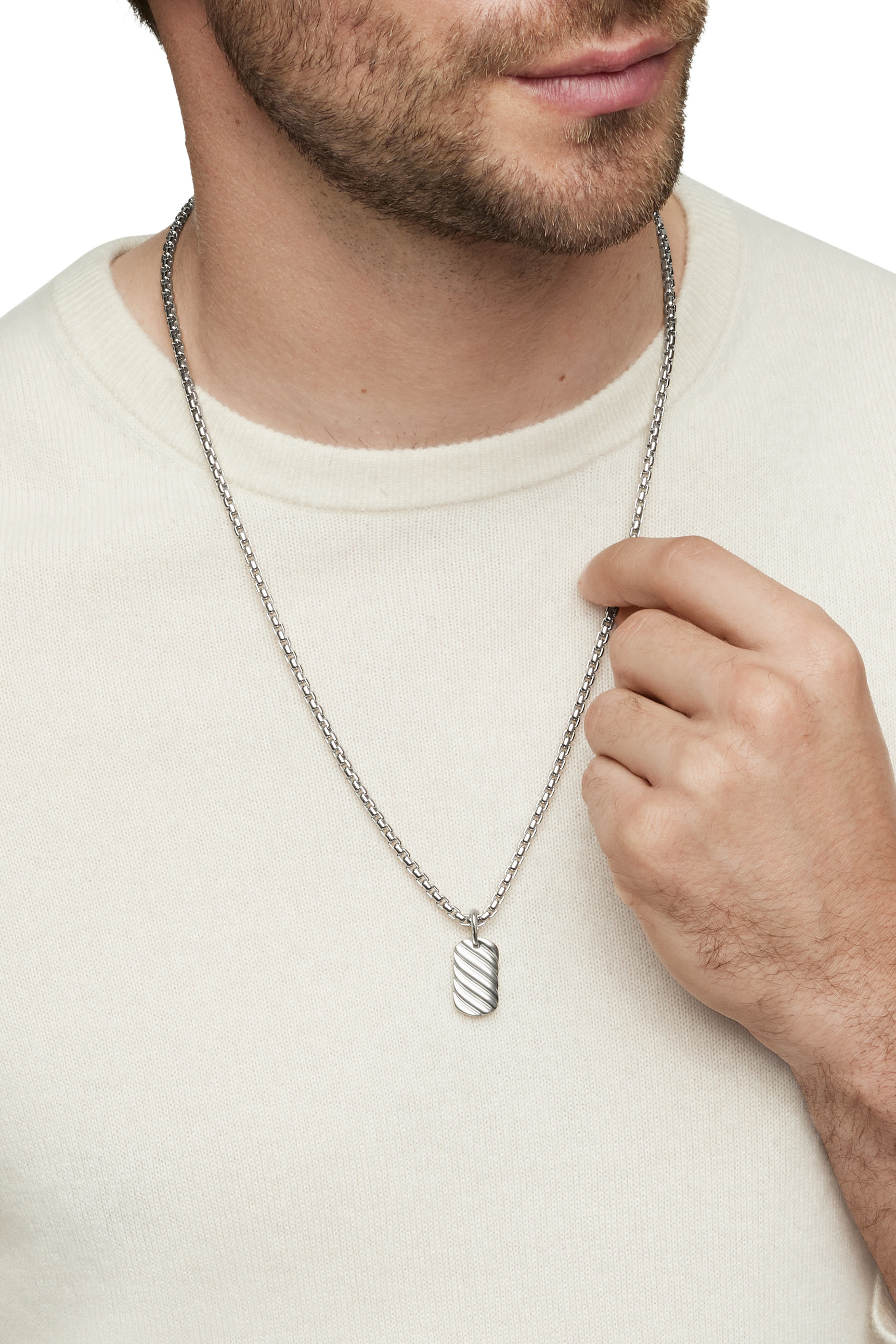 قلادة بدلاية محفورة بخطوط مموجة، فضة استرلينية