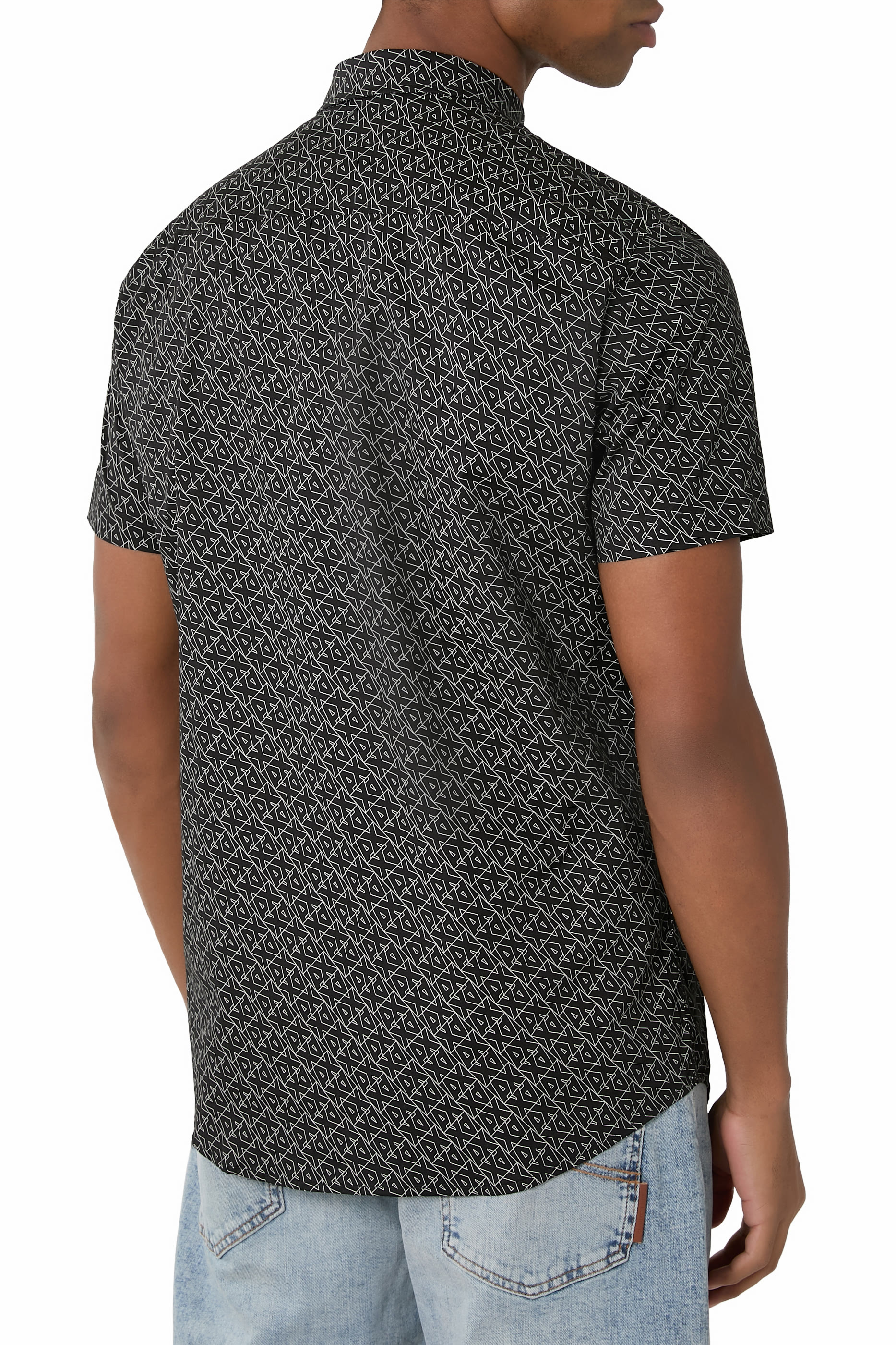 قميص بقصة ضيقة بأكمام قصيرة