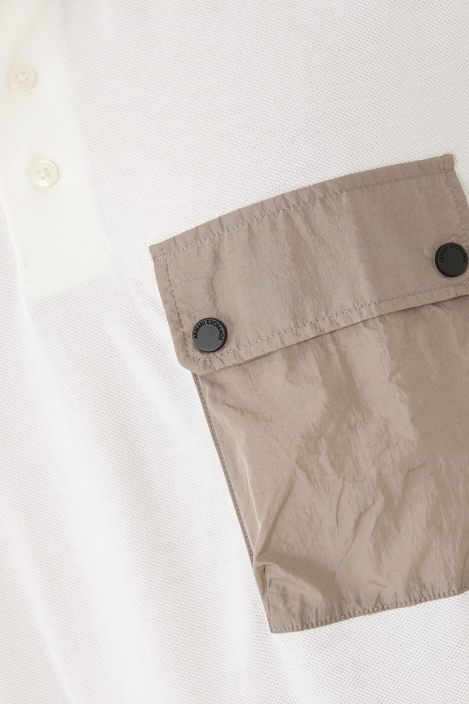 قميص بولو بجيب بشعار الماركة 