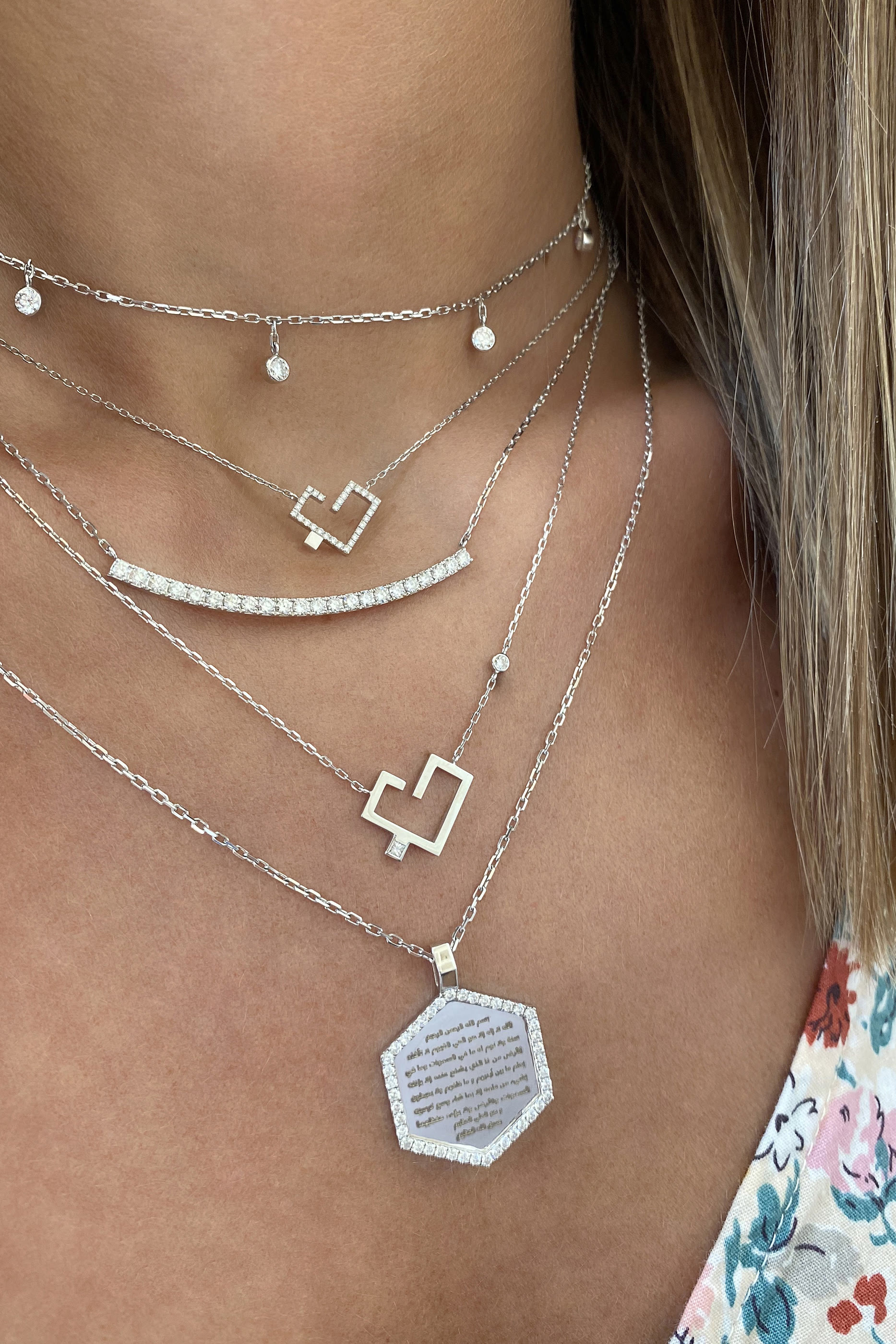 قلادة حب بدلاية صغيرة مرصعة بماستين ذهب أبيض عيار 18 